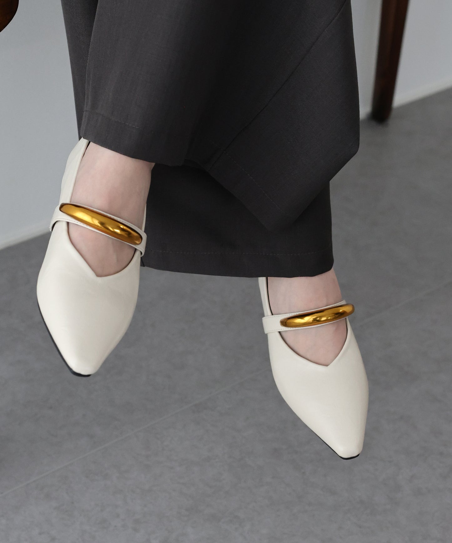 ゴールドモチーフパンプス