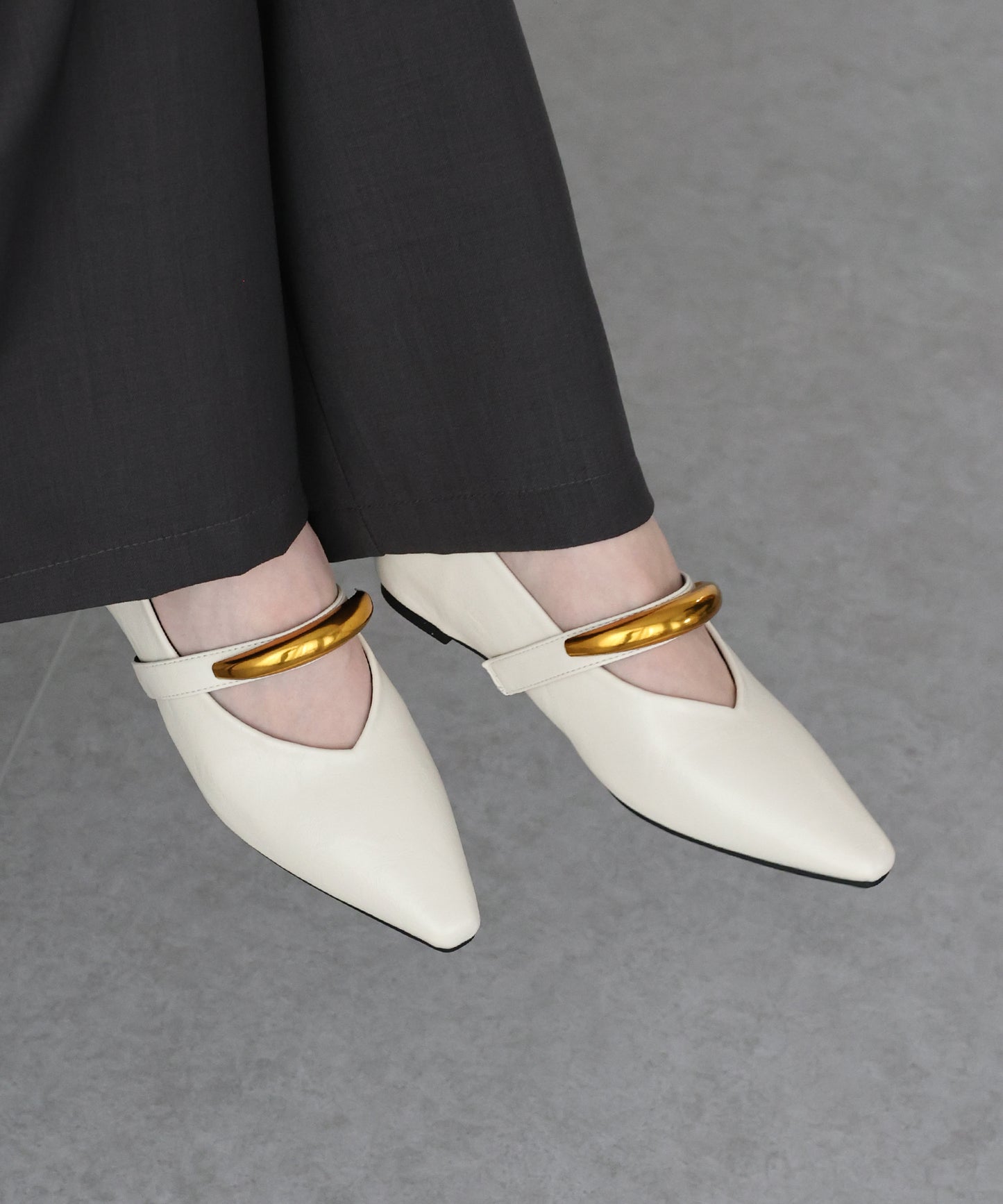 ゴールドモチーフパンプス