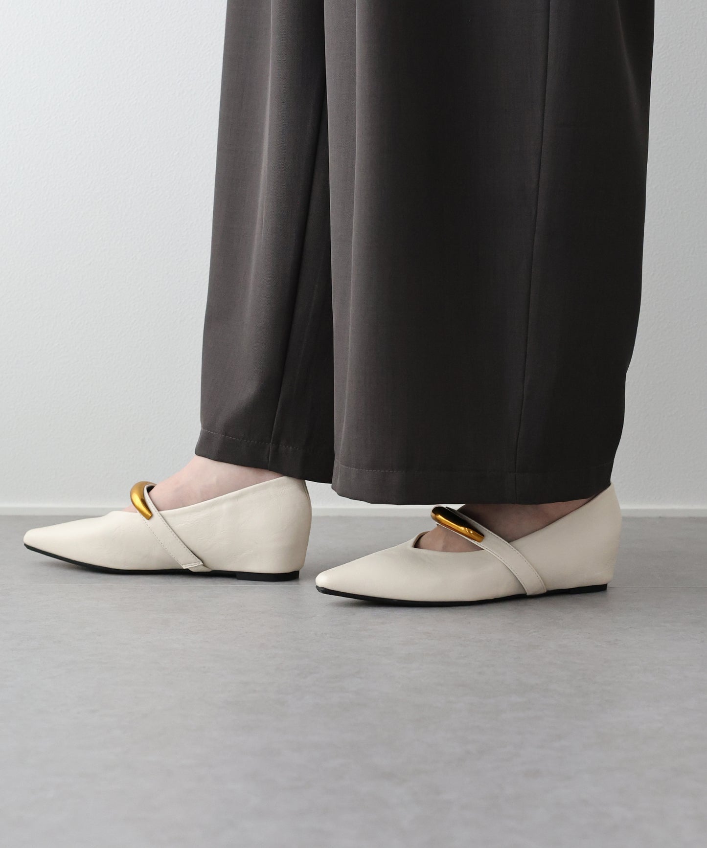 ゴールドモチーフパンプス