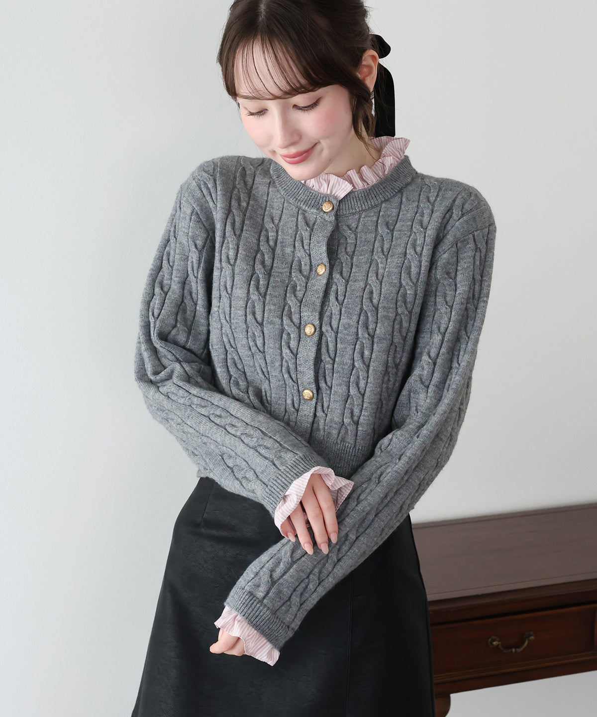 【早割5％OFF】フリルシャツケーブルニットカーディガン