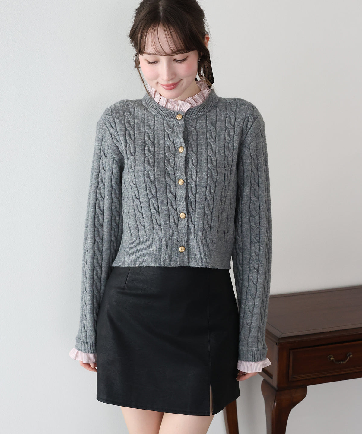 【早割5％OFF】フリルシャツケーブルニットカーディガン