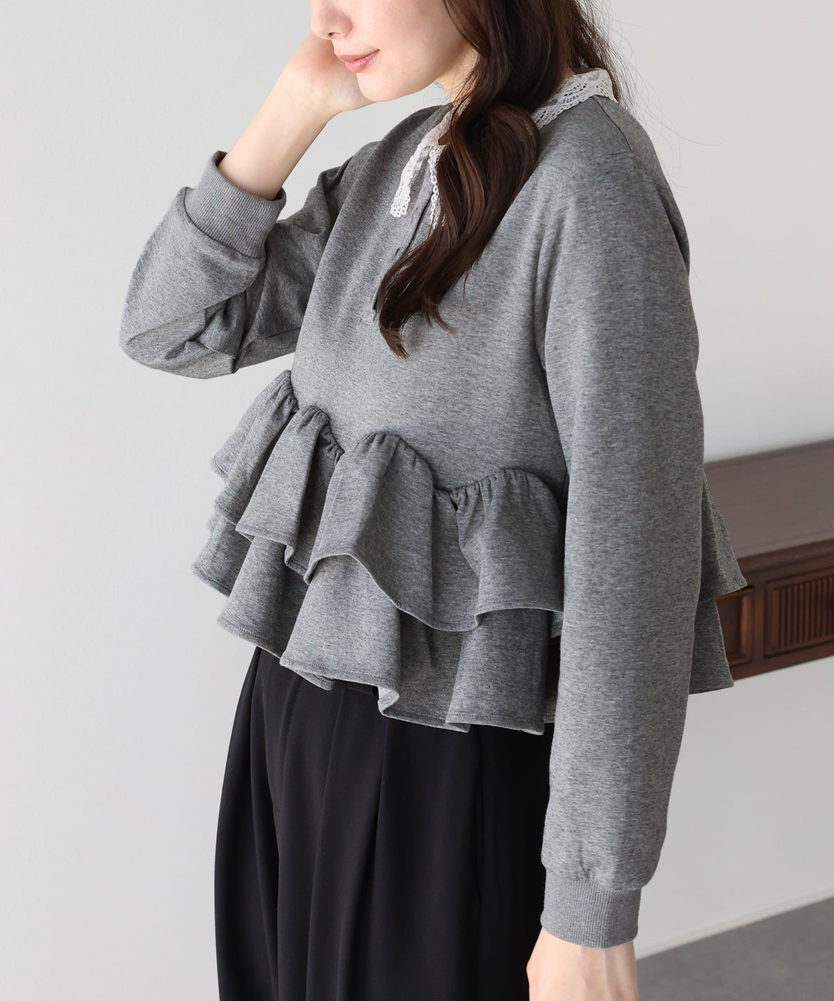 【早割5％OFF】レースカラーフリルヘムカットソー