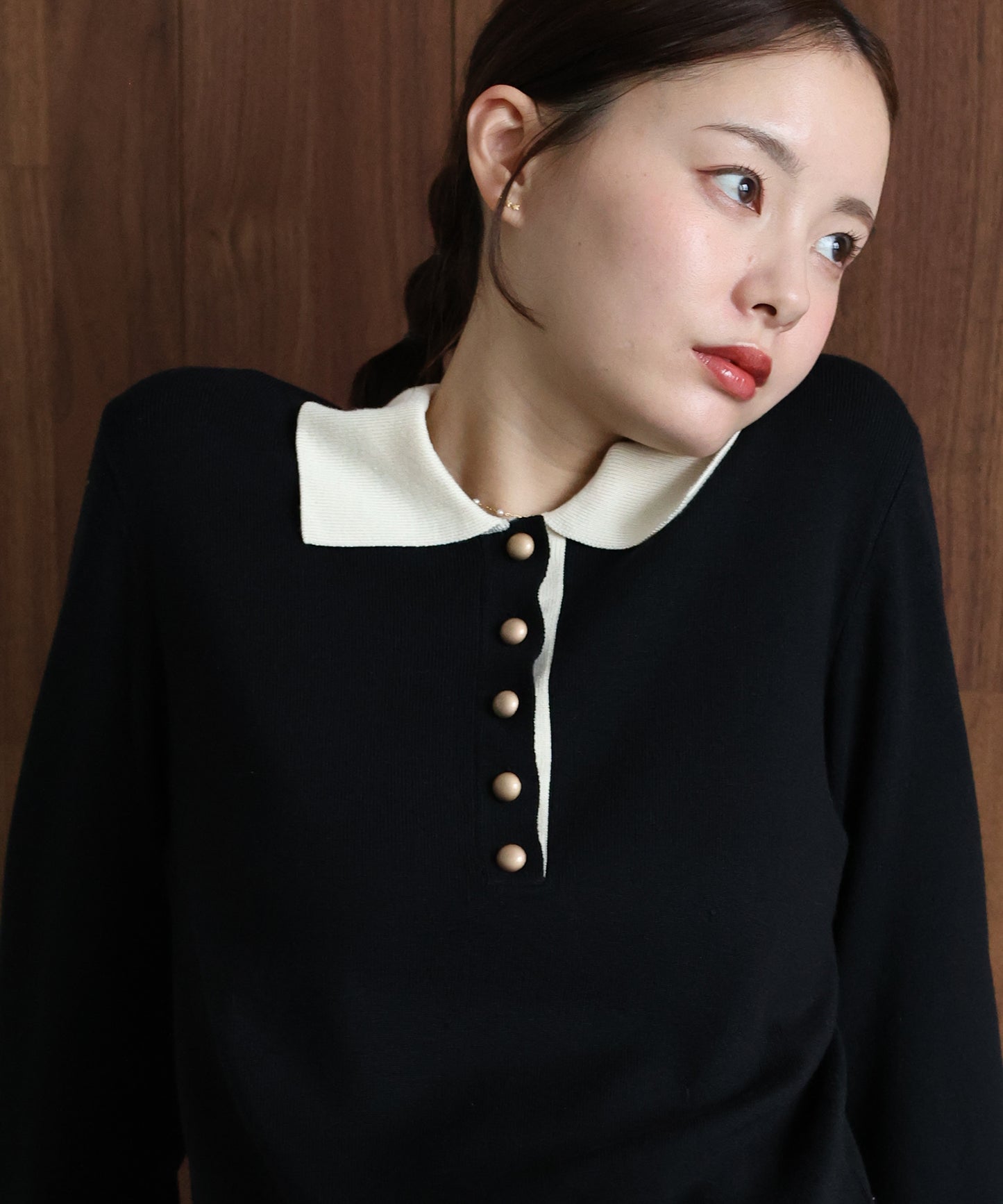 ゴールドボタン配色ポロネックニット