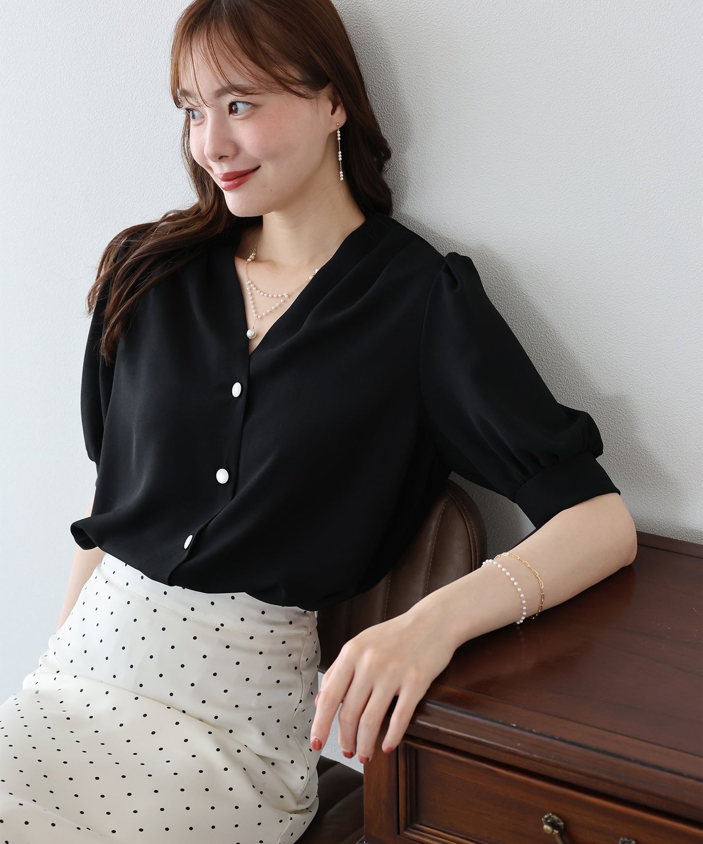 펄 도트 버튼 블라우스