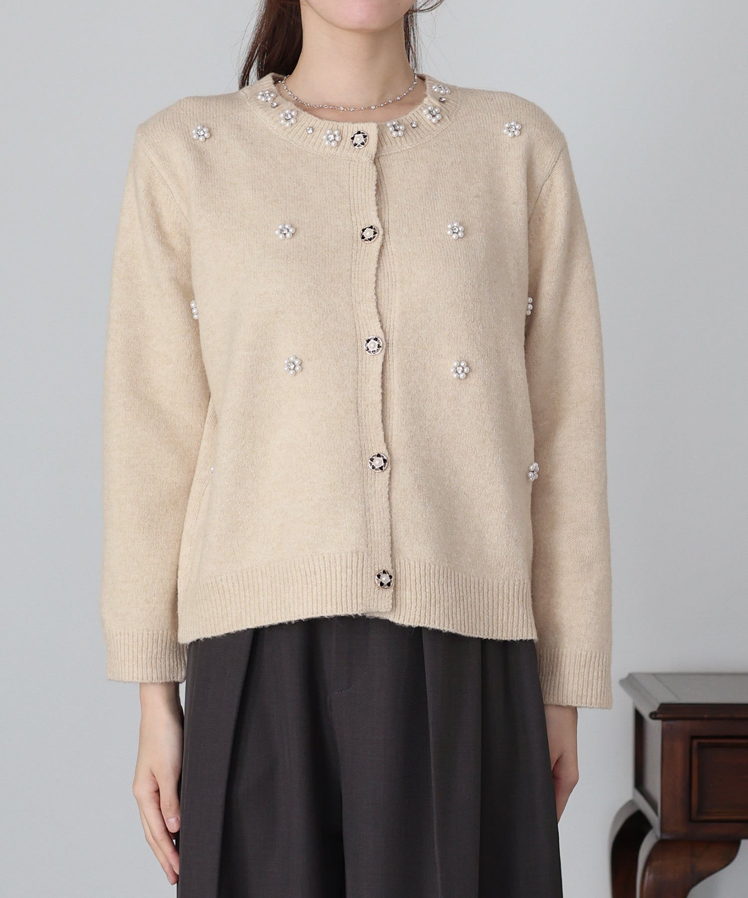 EM フラワービジューカーディガン　ベージュ EMMEL REFINES＞EM フラワー ビジュー カーディガン （BEIGE