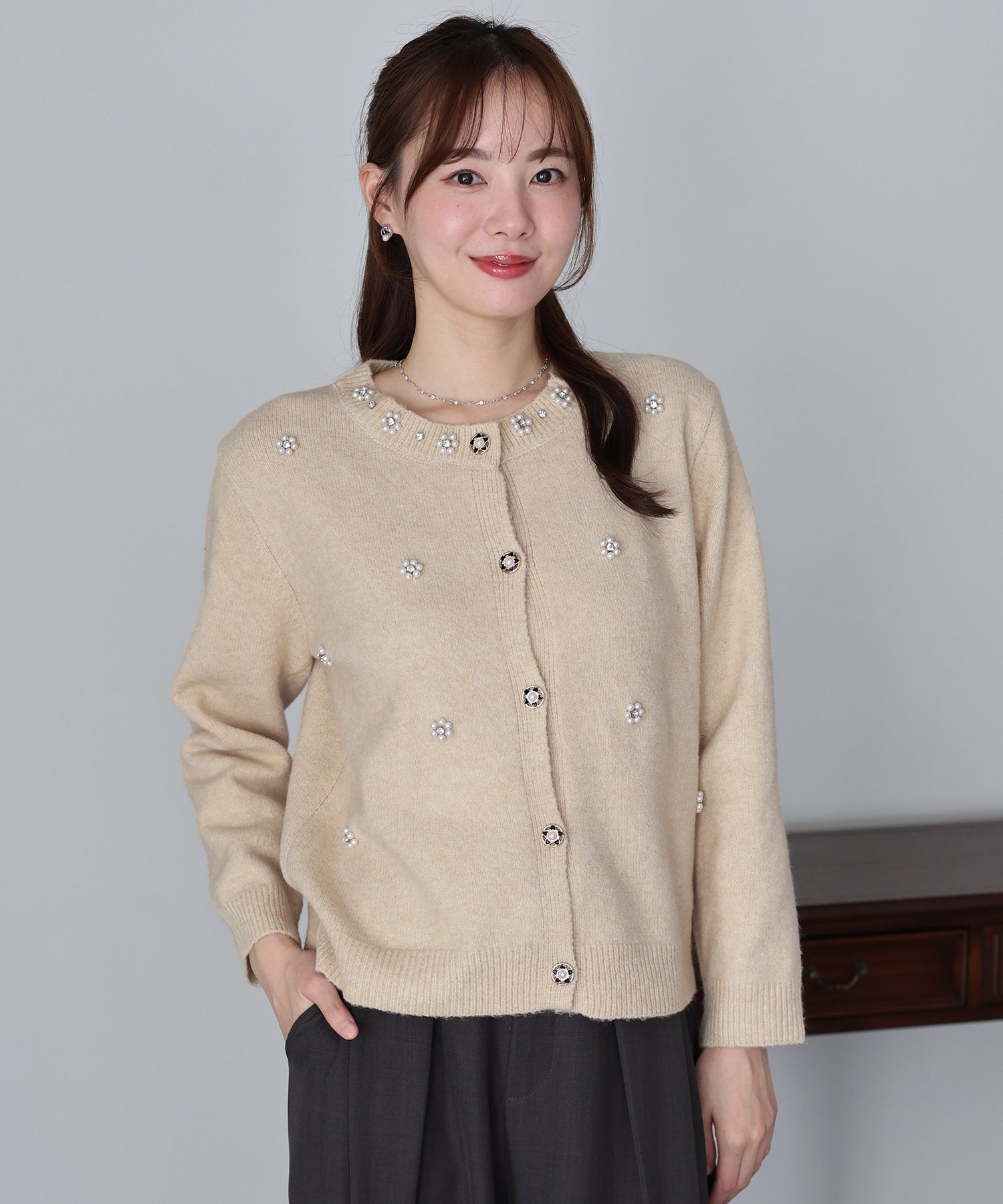 EM フラワービジューカーディガン　ベージュ EMMEL REFINES＞EM フラワー ビジュー カーディガン （BEIGE