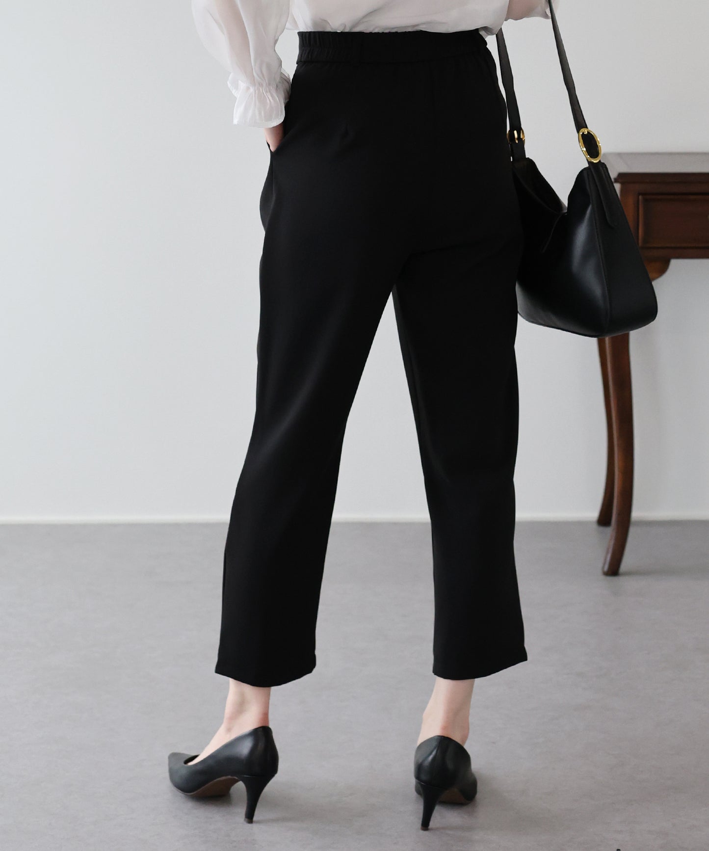 スリムテーパードパンツ