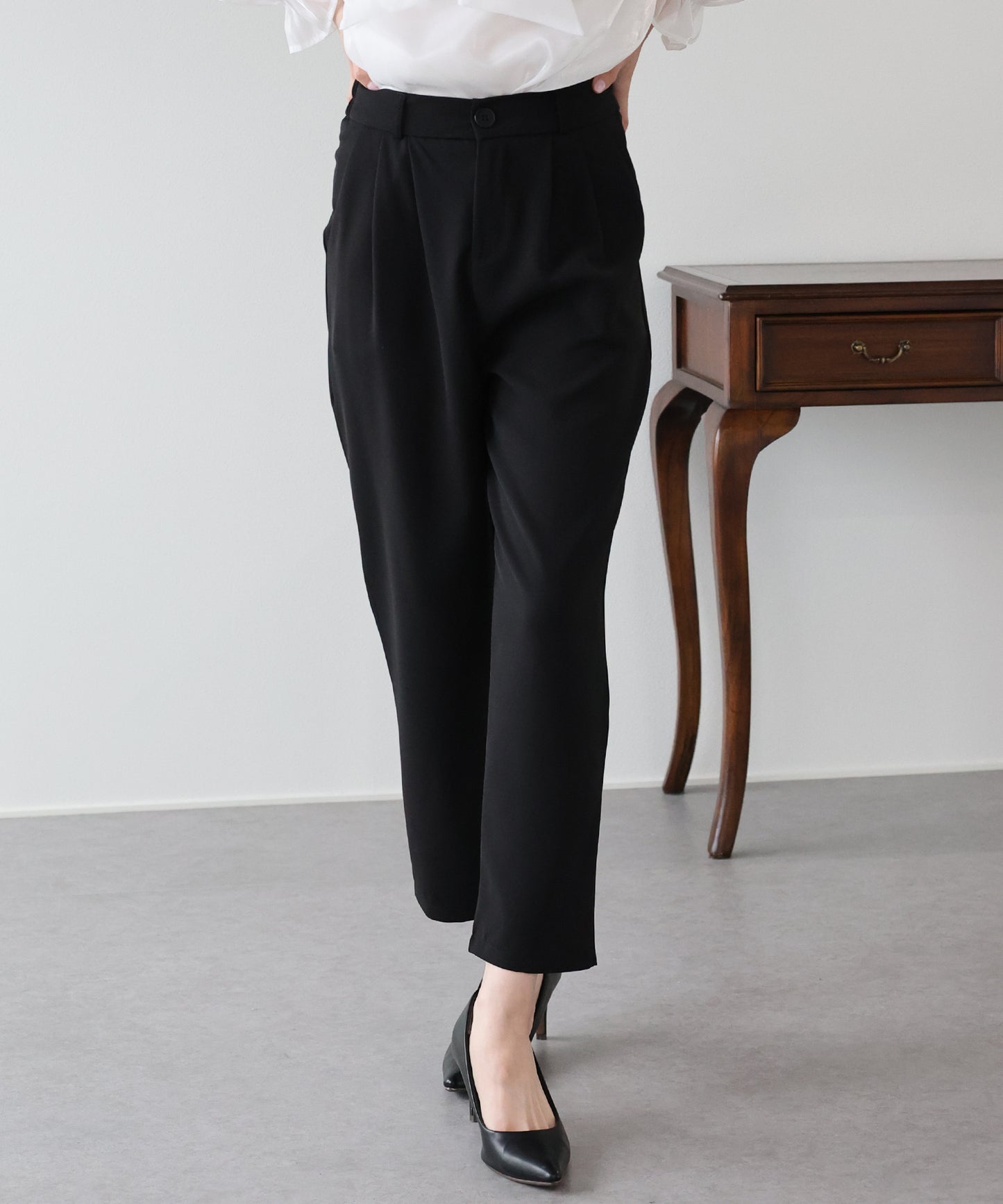 スリムテーパードパンツ