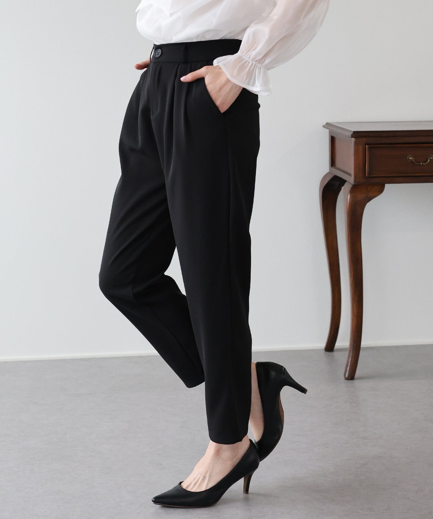 スリムテーパードパンツ