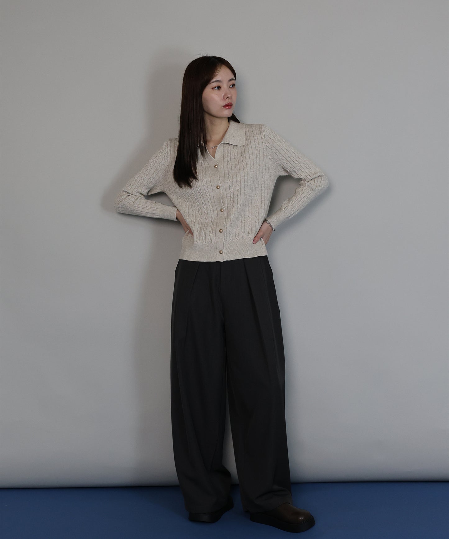 【早割5％OFF】ゴールドボタンケーブルニットカーディガン[ J by blue ]