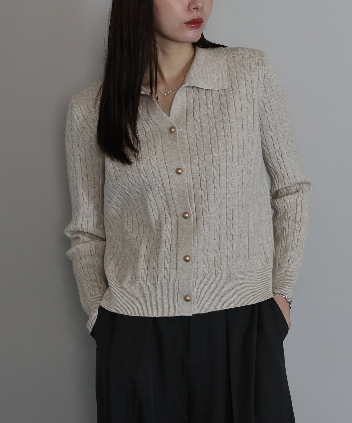 【早割5％OFF】ゴールドボタンケーブルニットカーディガン[ J by blue ]