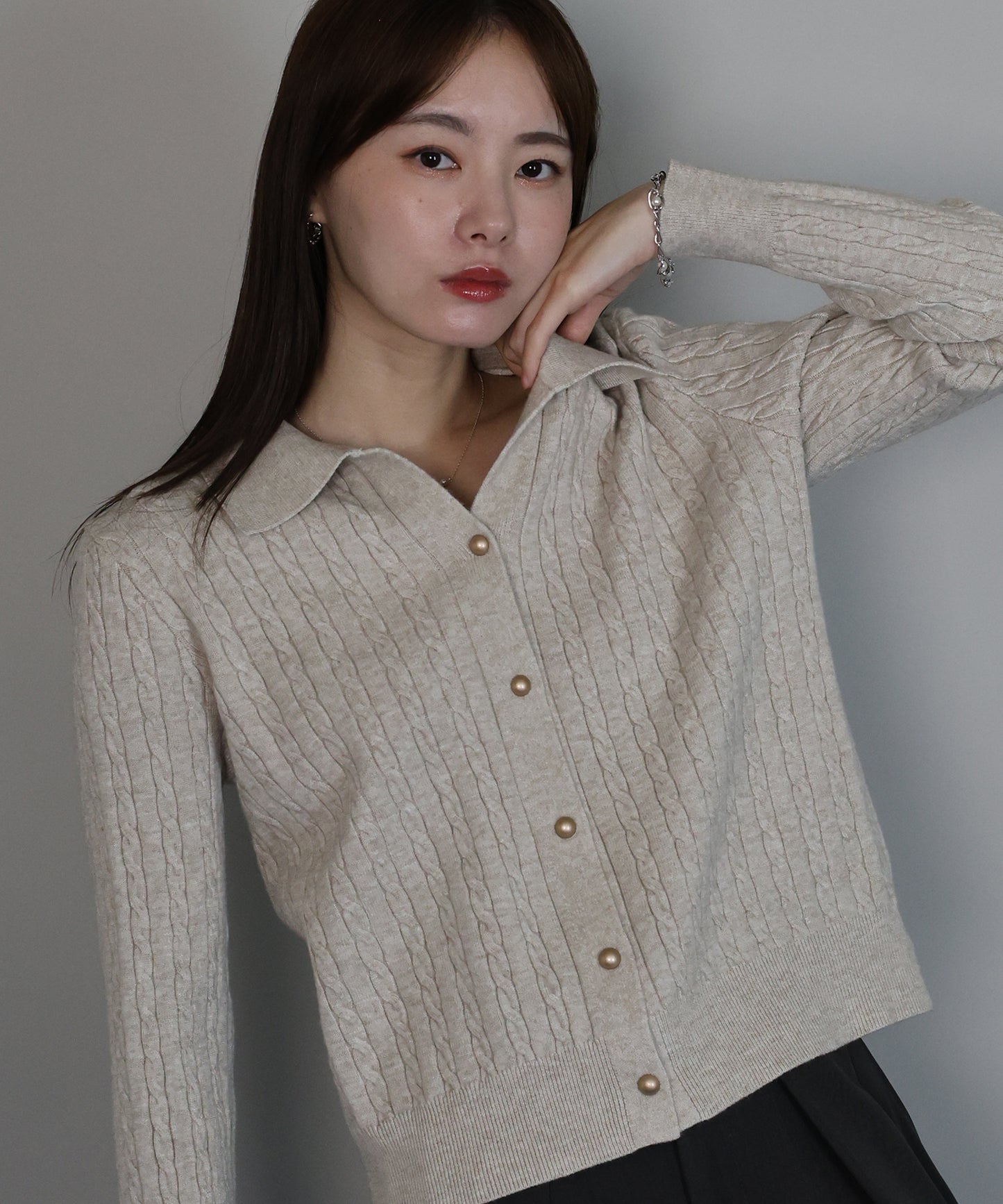 【早割5％OFF】ゴールドボタンケーブルニットカーディガン[ J by blue ]