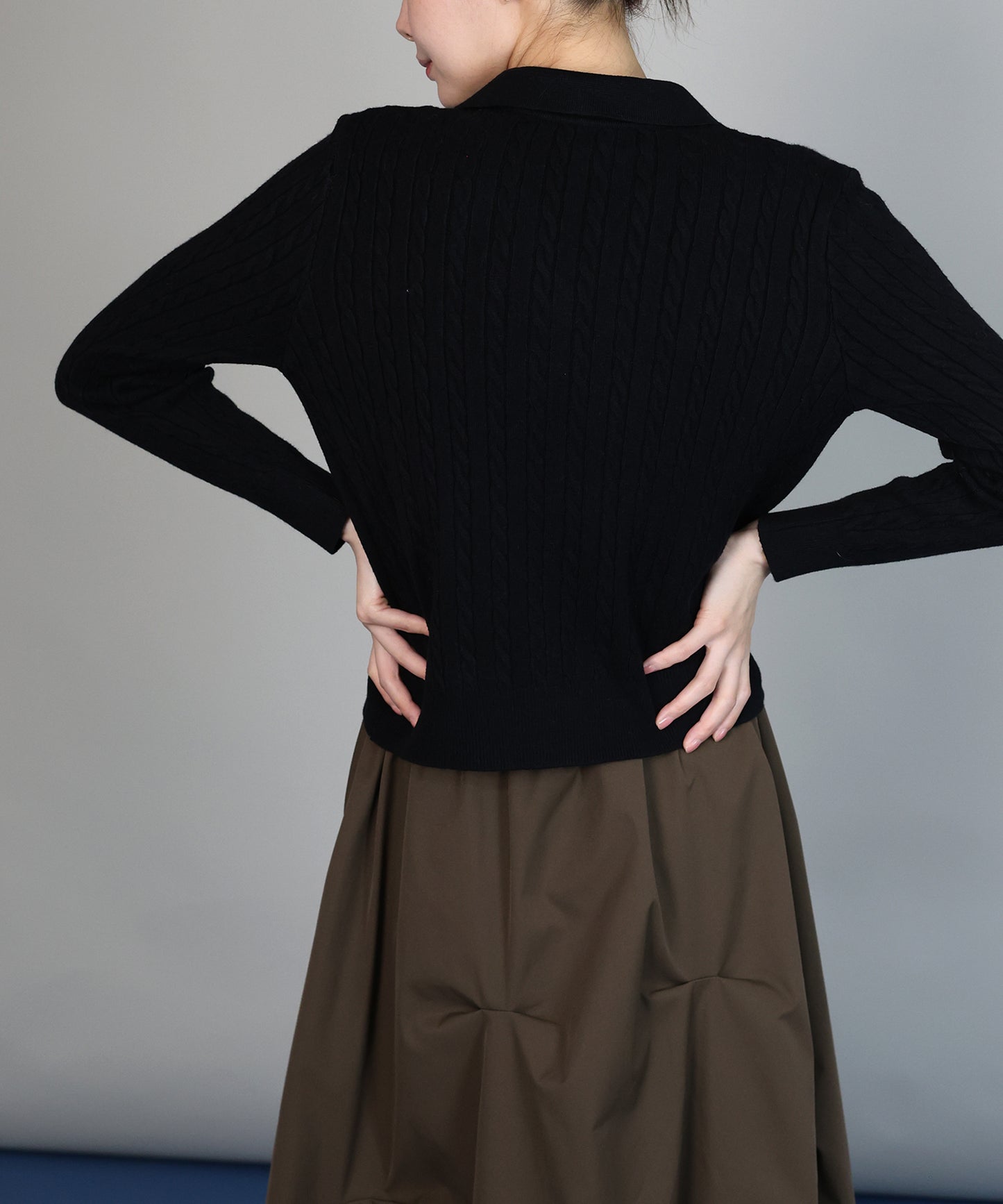 【早割5％OFF】ゴールドボタンケーブルニットカーディガン[ J by blue ]