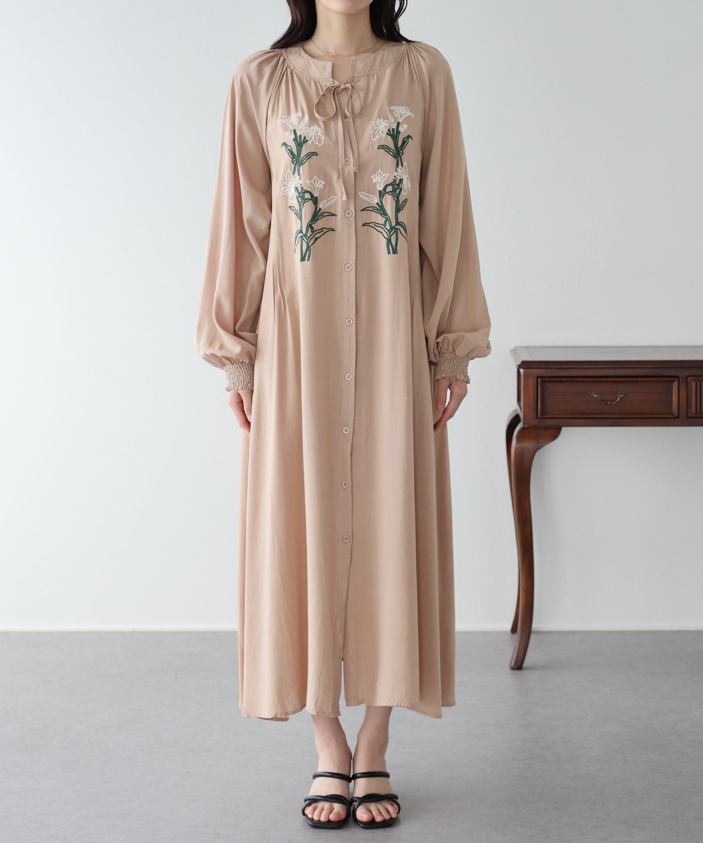 フラワー刺繍ワンピース