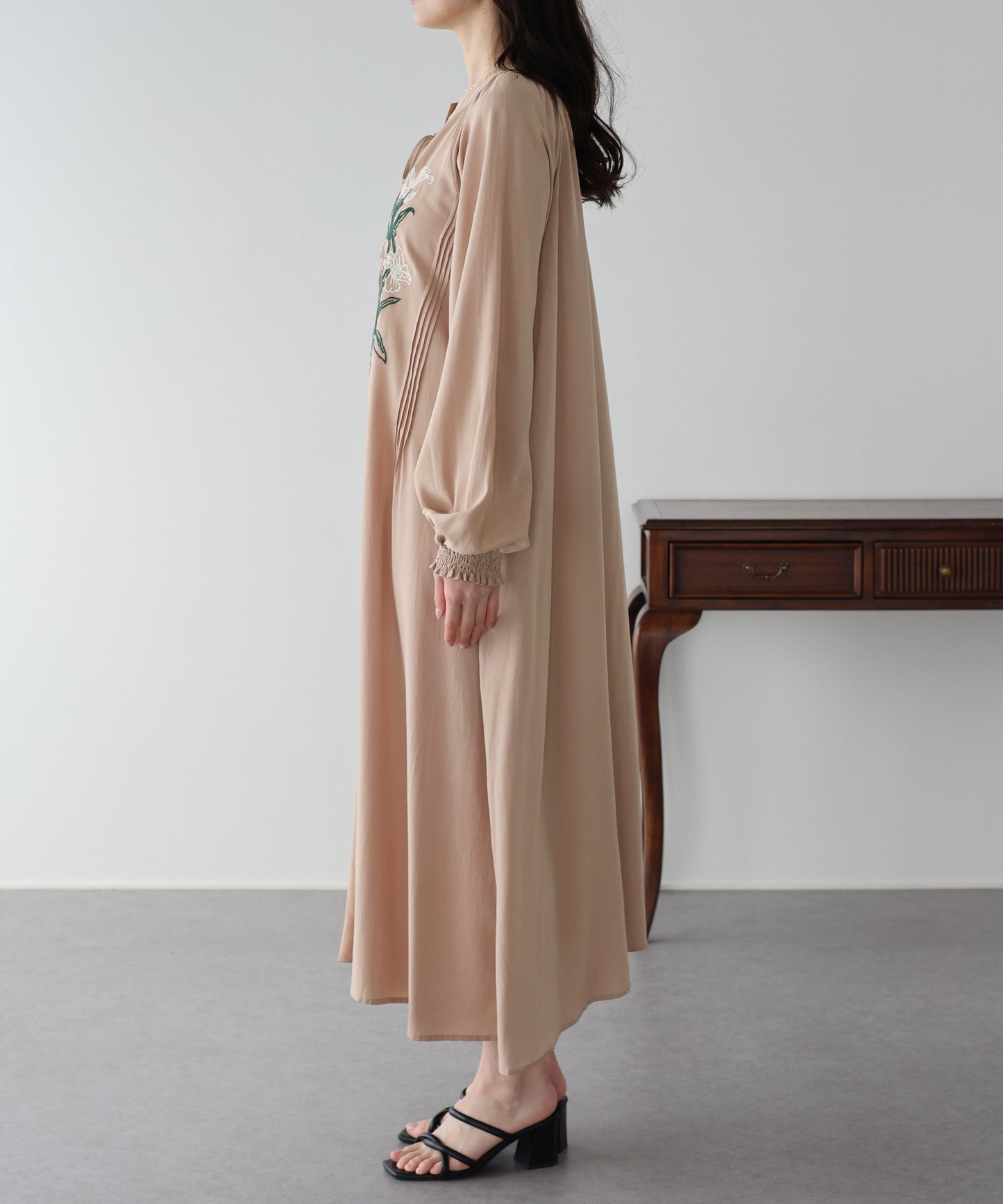 フラワー刺繍ワンピース