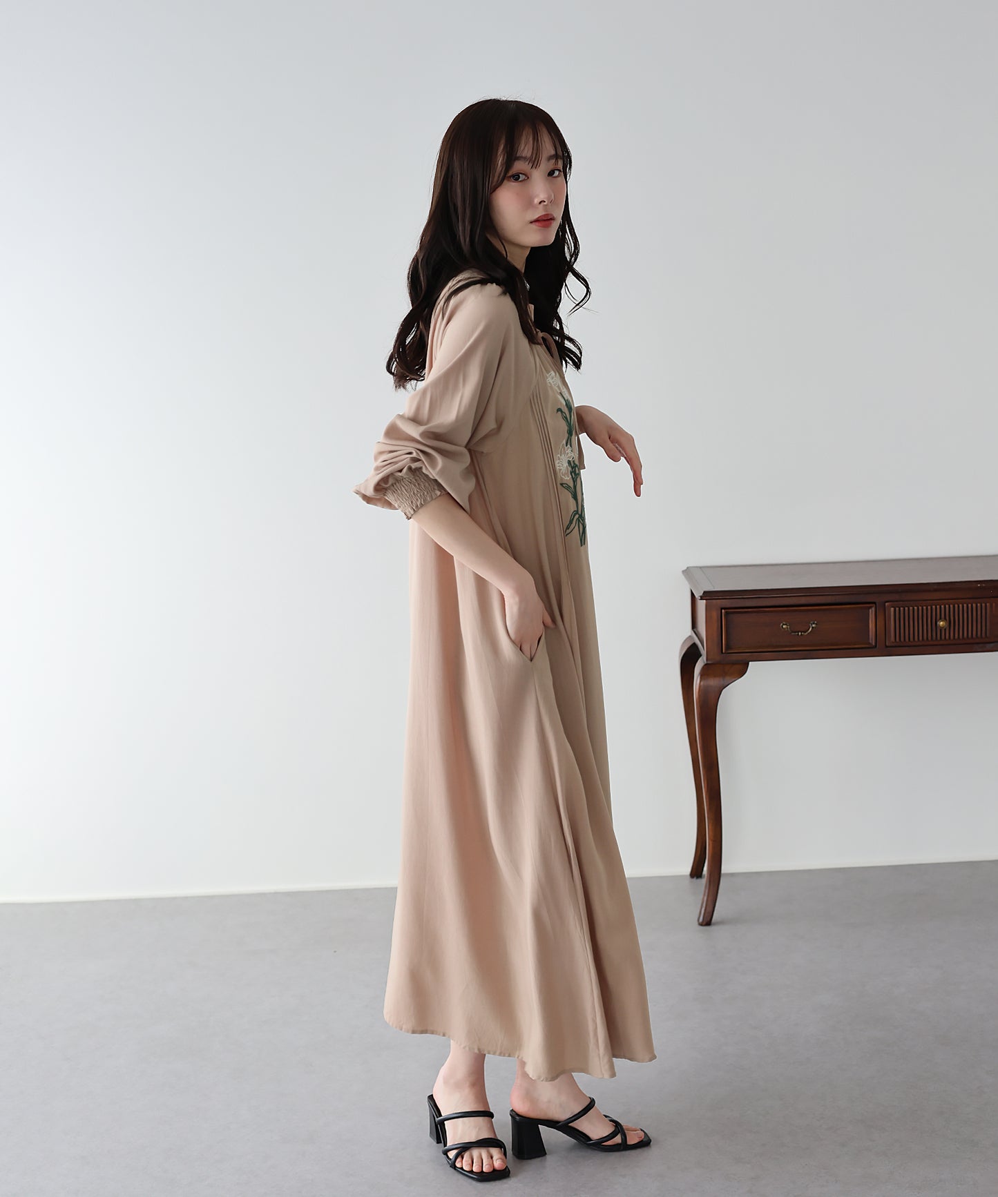 フラワー刺繍ワンピース