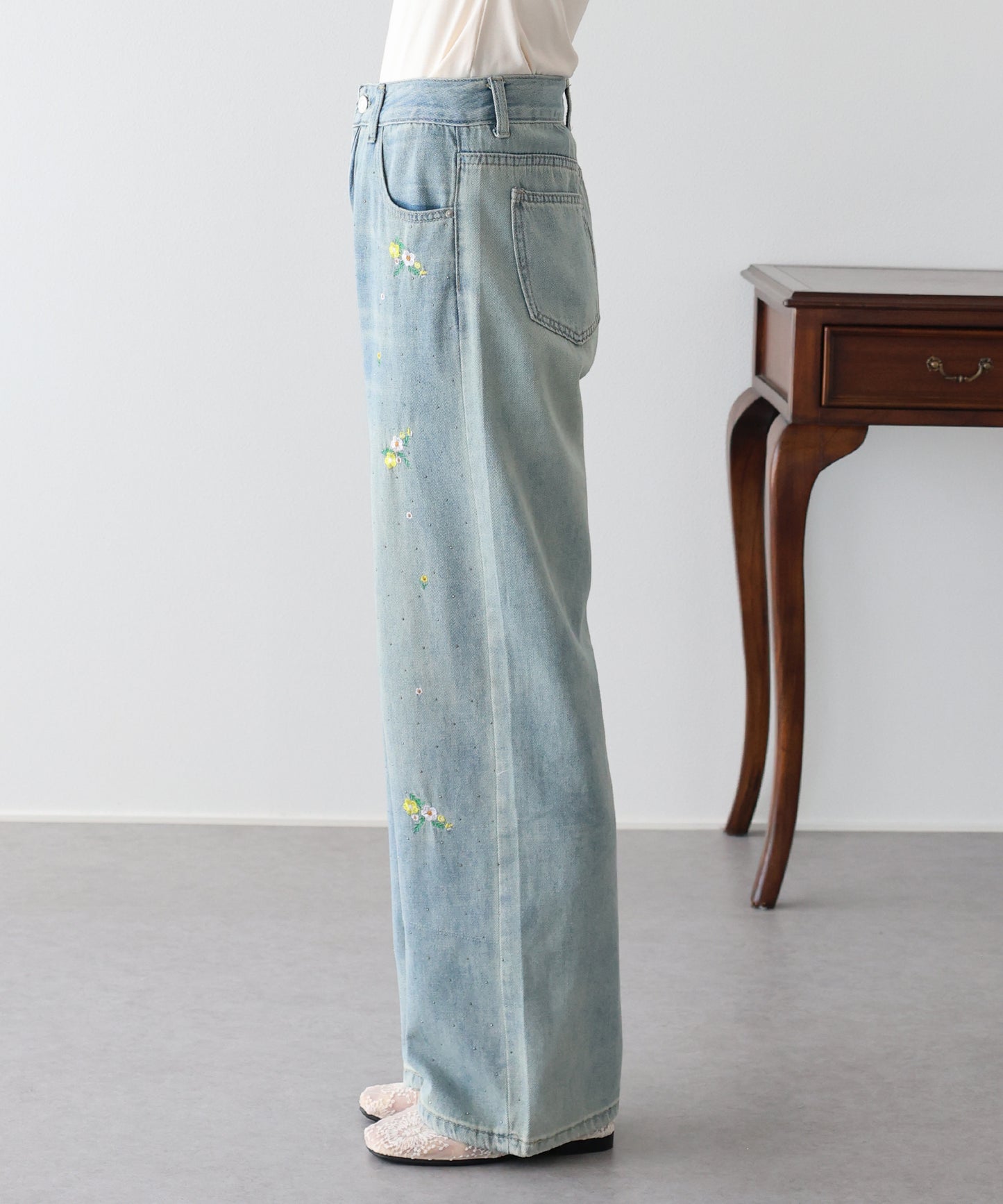 【早割5％OFF】フラワー刺繍デニムパンツ
