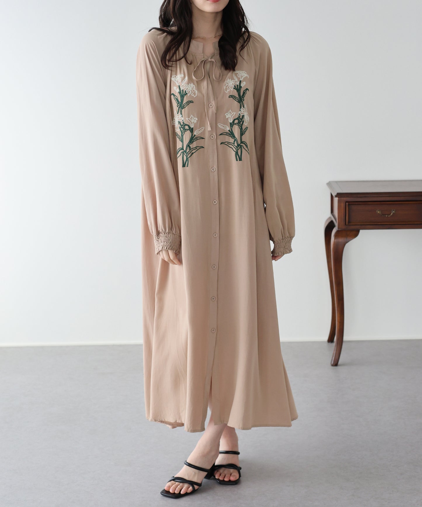 フラワー刺繍ワンピース