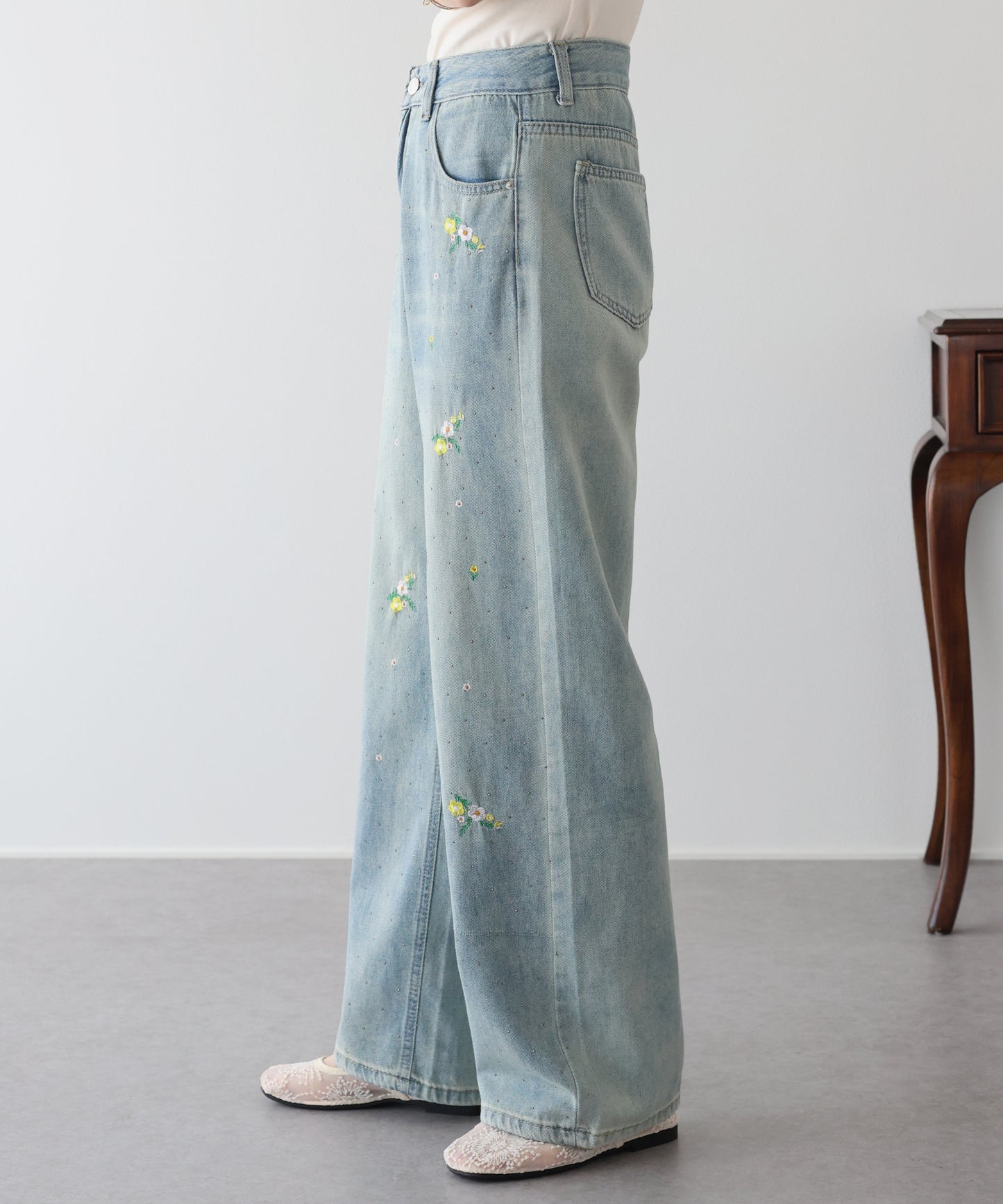 【早割5％OFF】フラワー刺繍デニムパンツ
