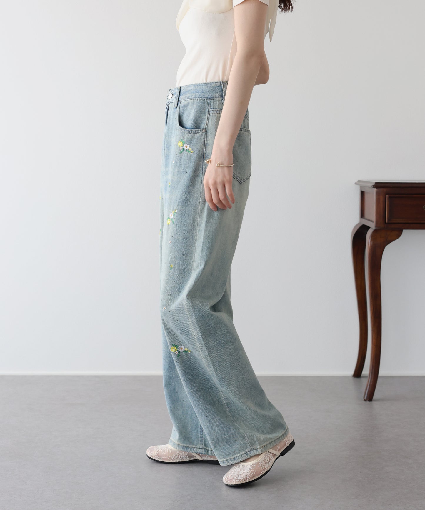 【早割5％OFF】フラワー刺繍デニムパンツ