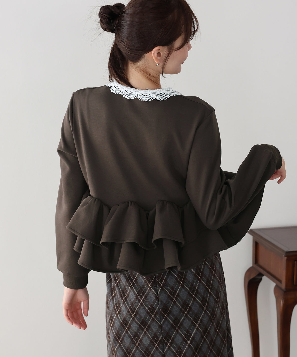 【早割5％OFF】レースカラーフリルヘムカットソー