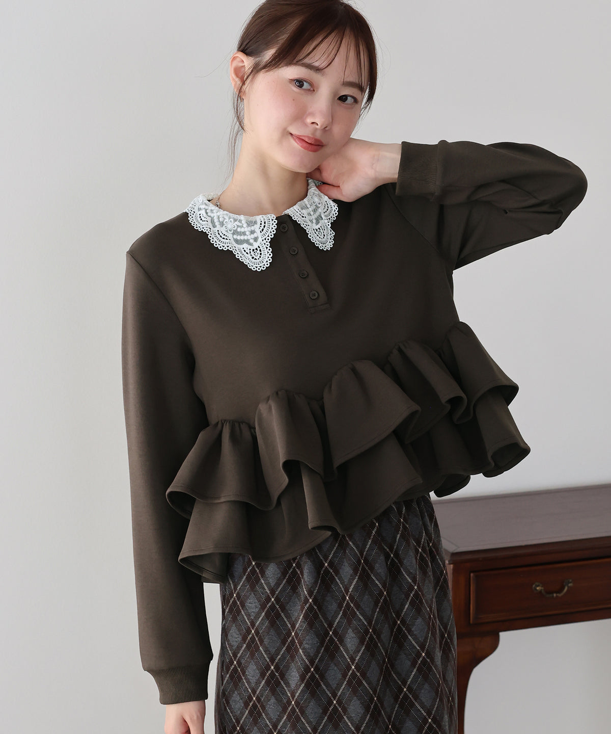 【早割5％OFF】レースカラーフリルヘムカットソー