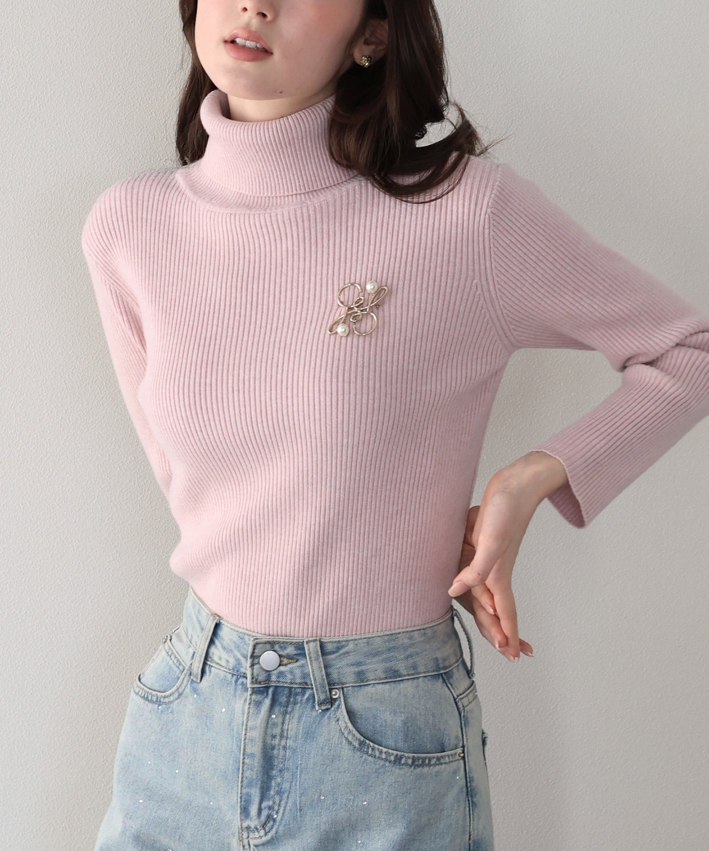 なめらかタートルネックリブニット