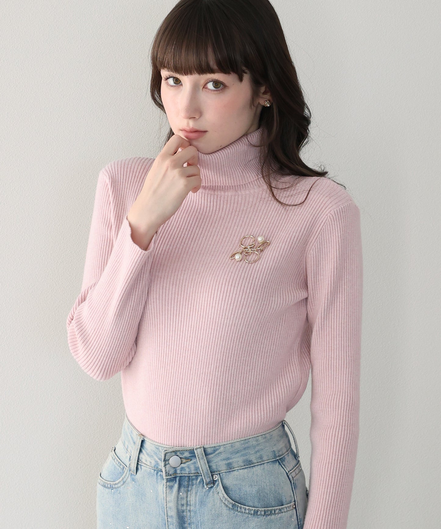 なめらかタートルネックリブニット