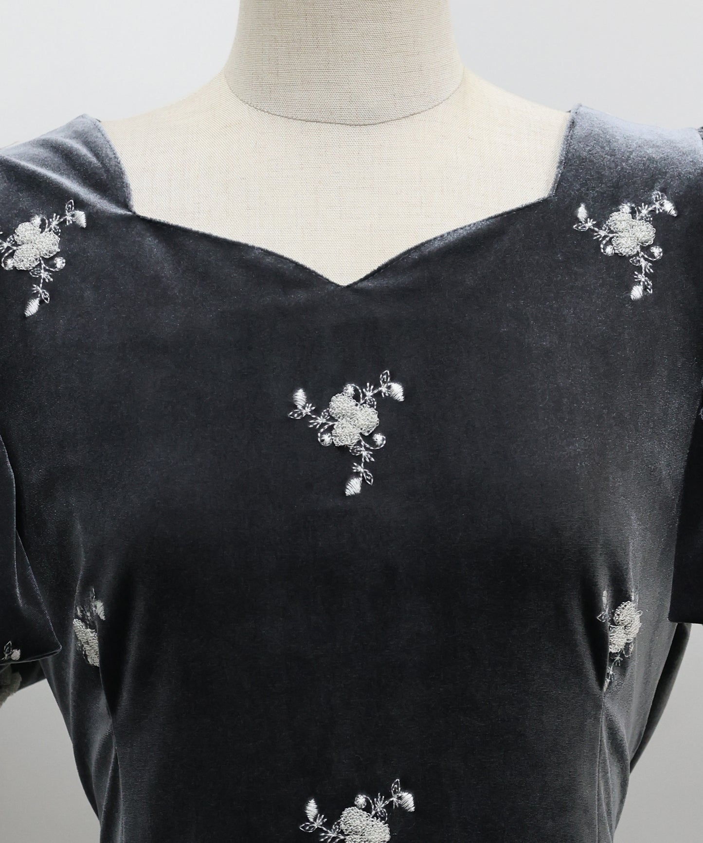 フラワー刺繍ハートネックベロアワンピース