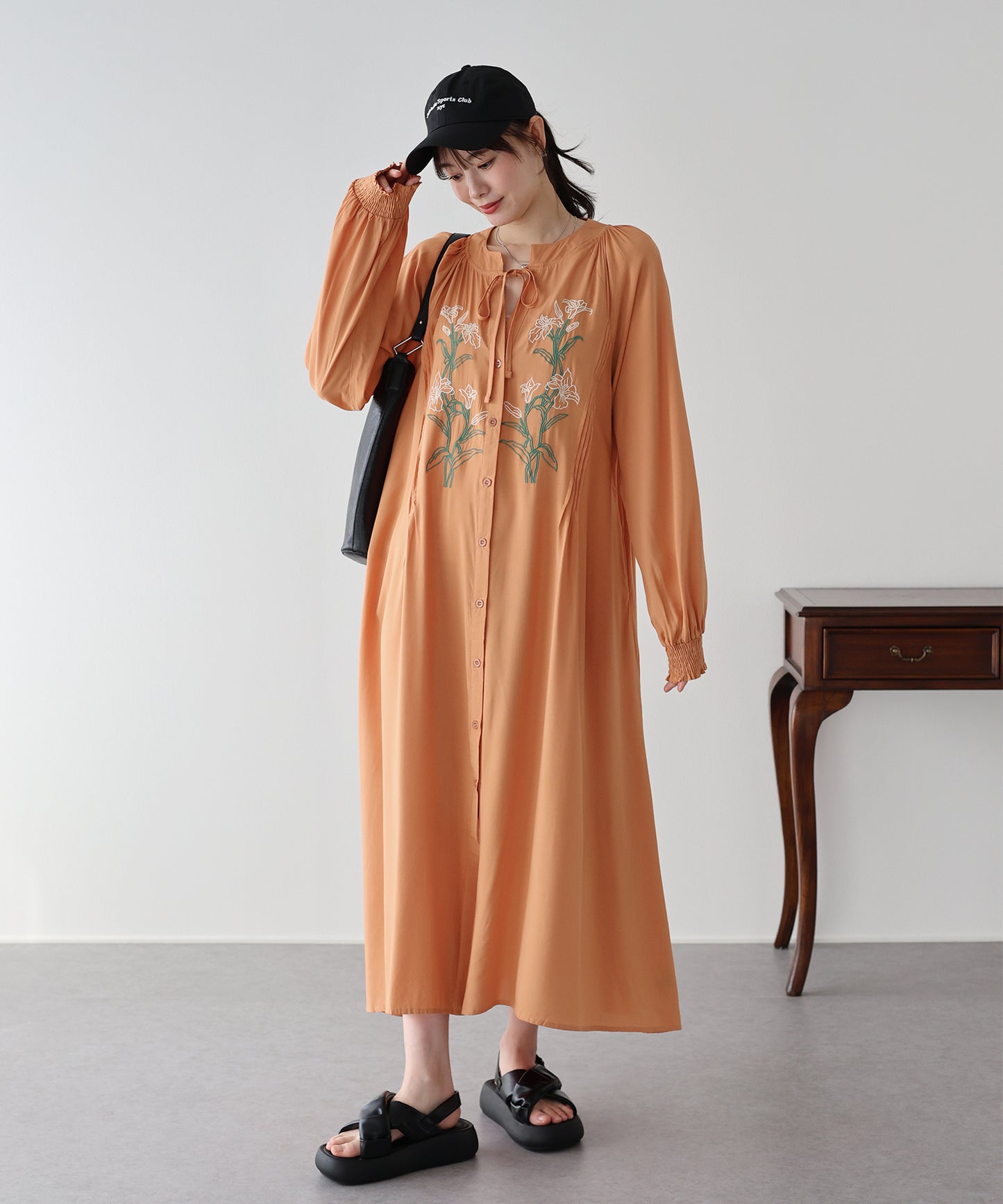 フラワー刺繍ワンピース