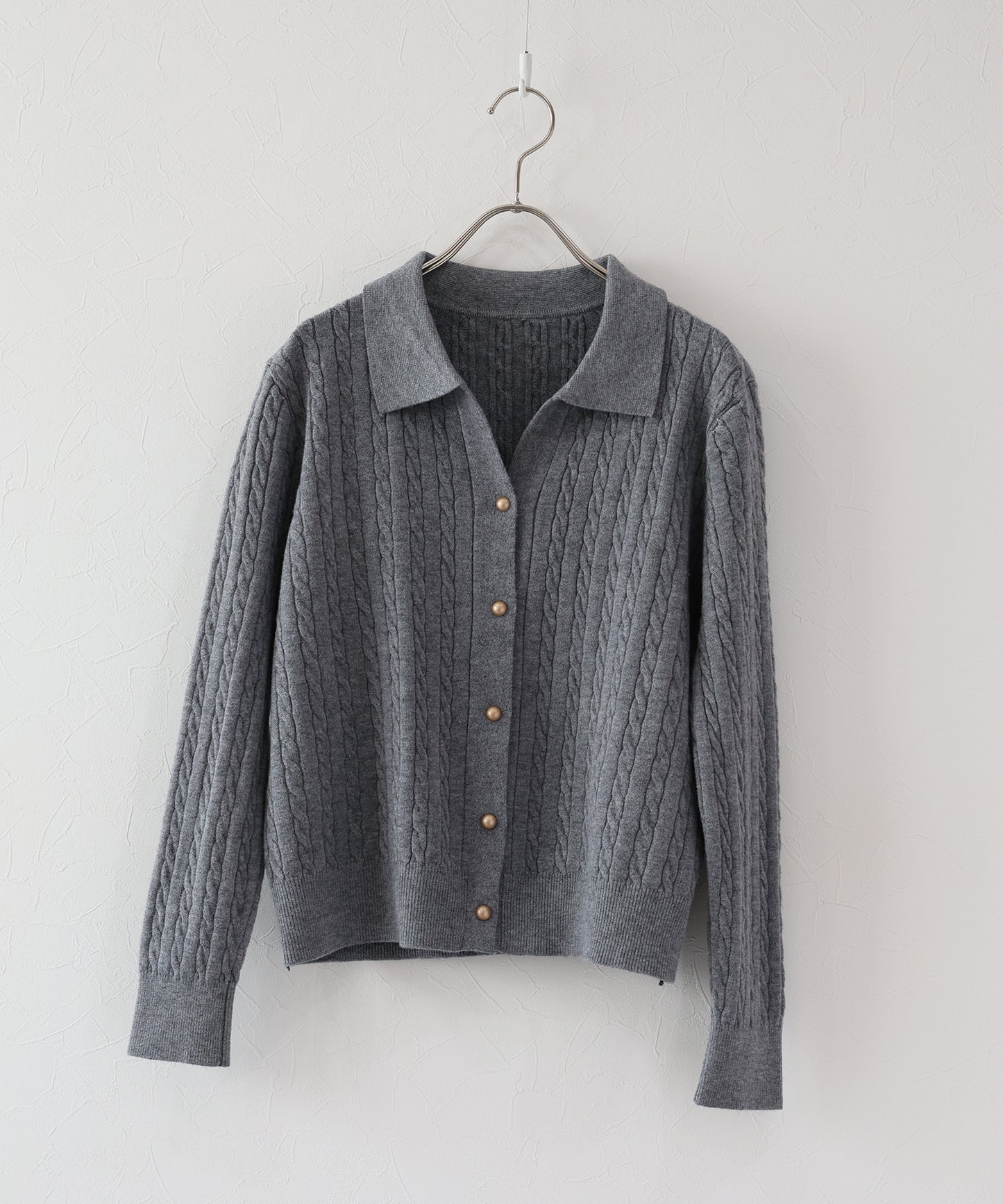 ゴールドボタンケーブルニットカーディガン[ J by blue ]