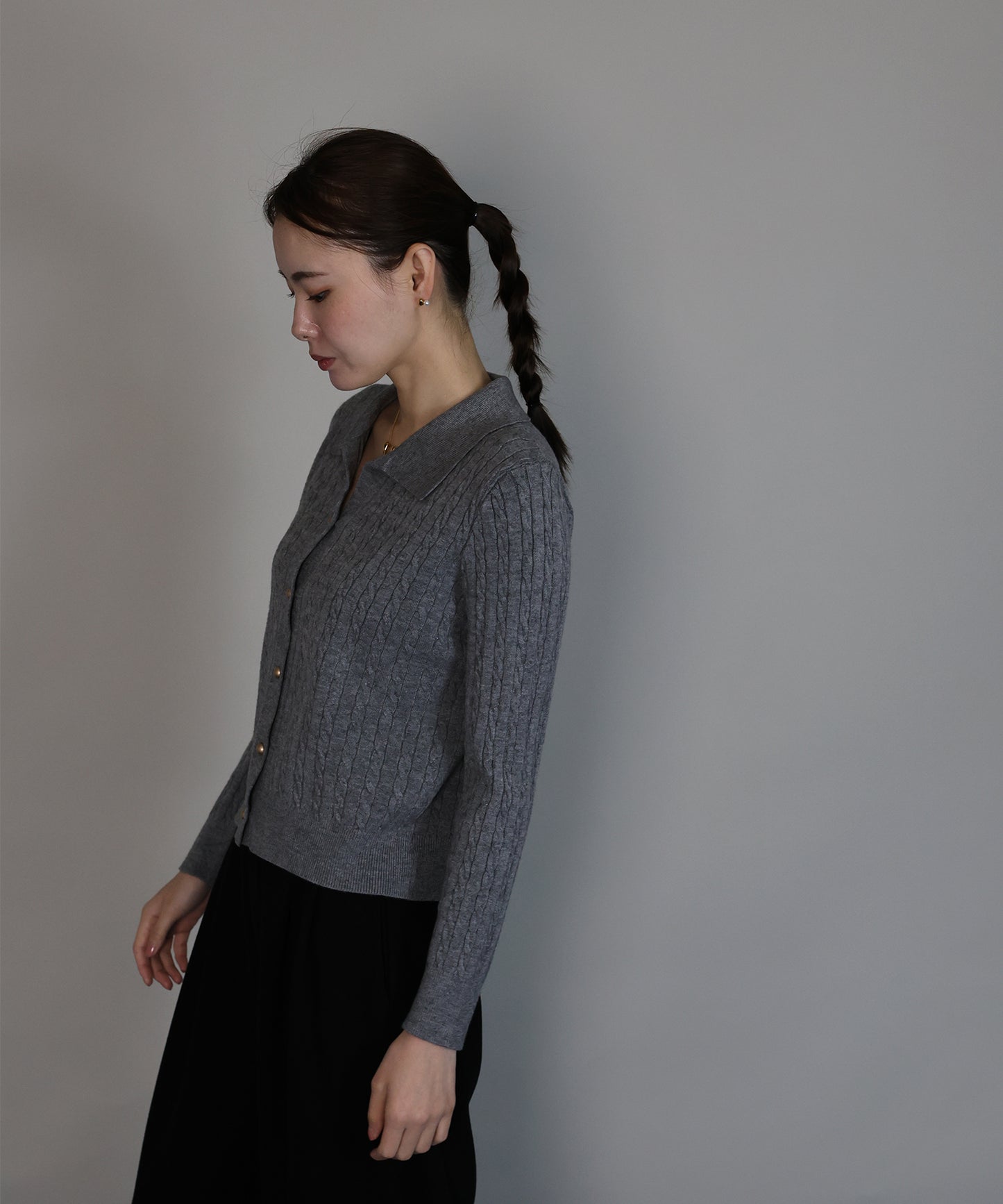 【早割5％OFF】ゴールドボタンケーブルニットカーディガン[ J by blue ]