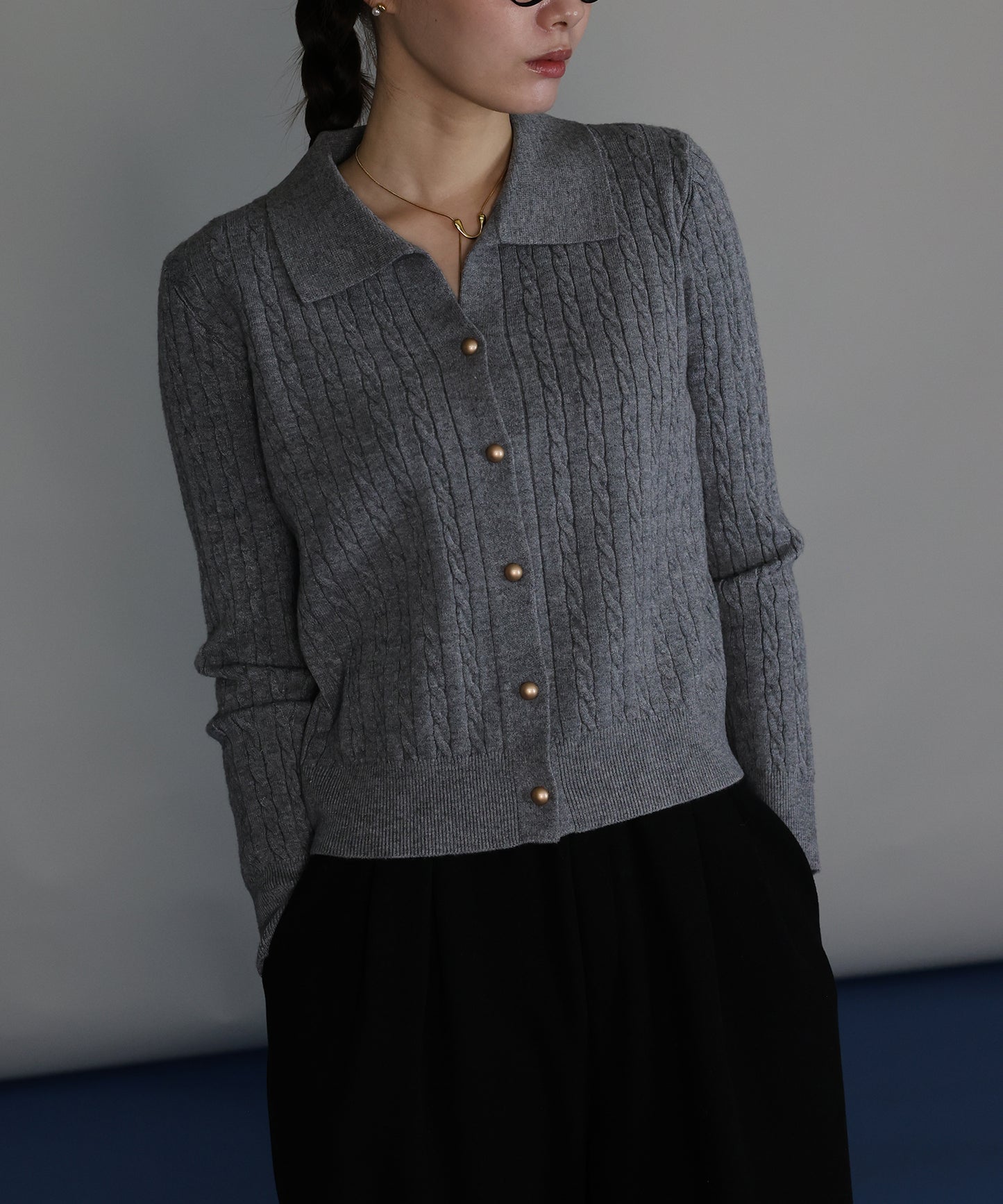 【早割5％OFF】ゴールドボタンケーブルニットカーディガン[ J by blue ]