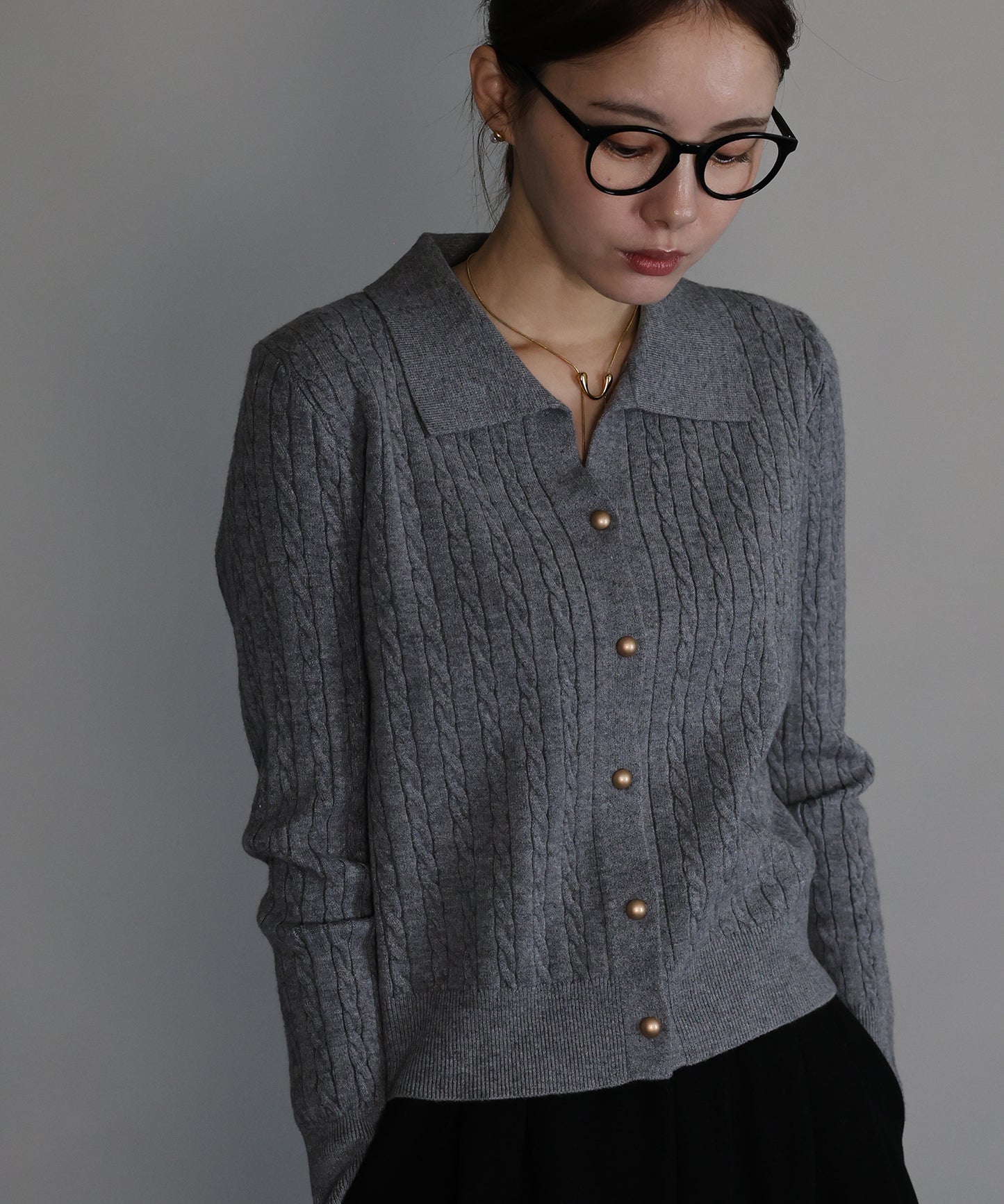 【早割5％OFF】ゴールドボタンケーブルニットカーディガン[ J by blue ]