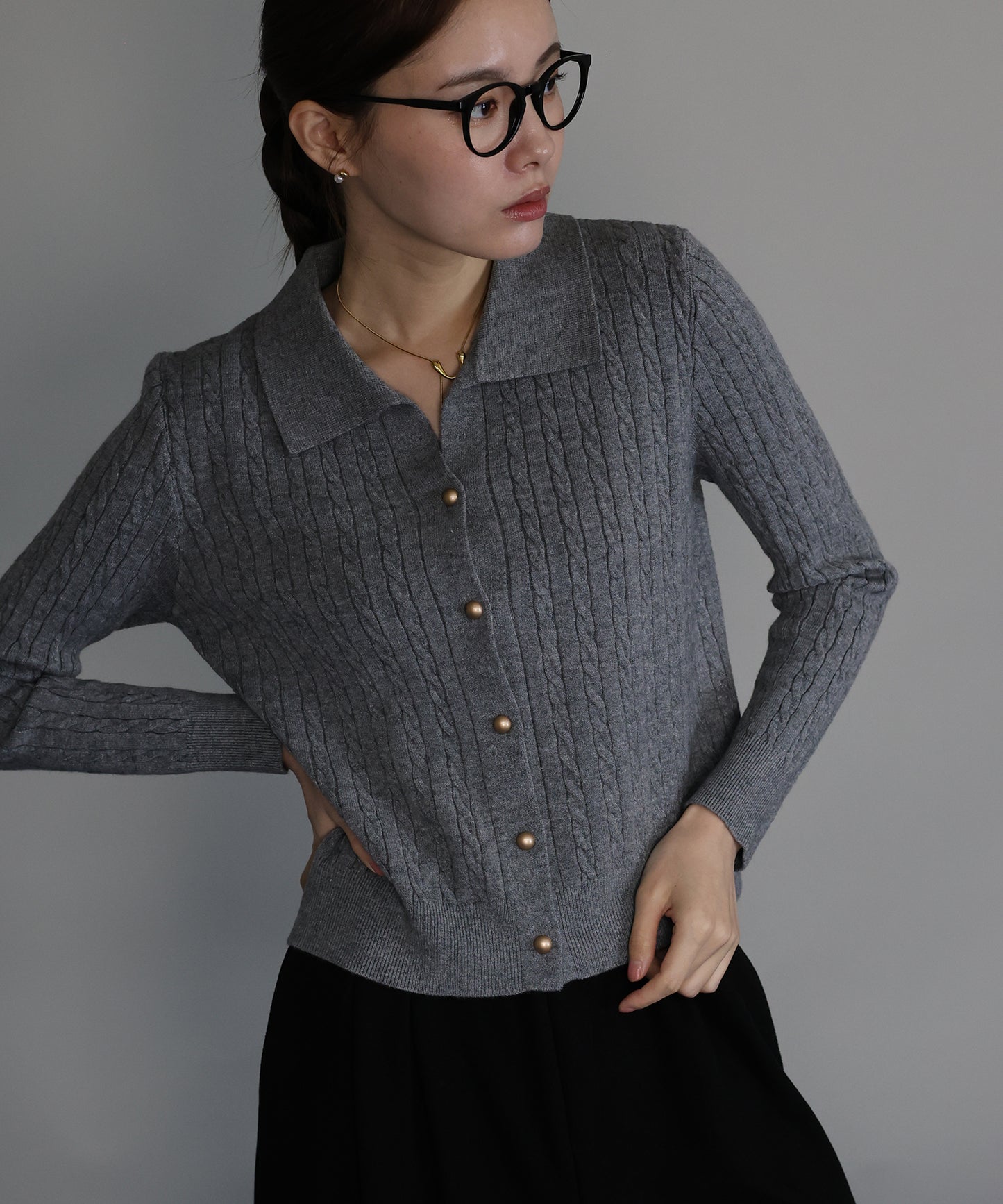 【早割5％OFF】ゴールドボタンケーブルニットカーディガン[ J by blue ]