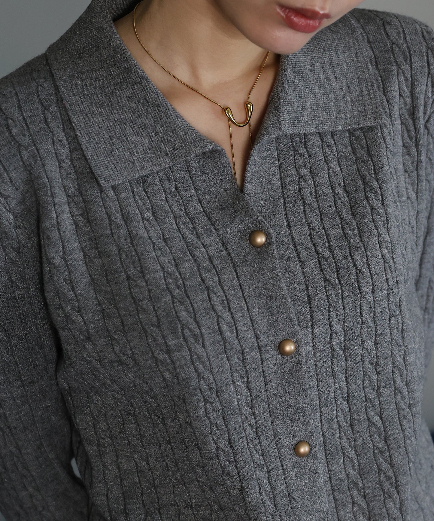 【早割5％OFF】ゴールドボタンケーブルニットカーディガン[ J by blue ]