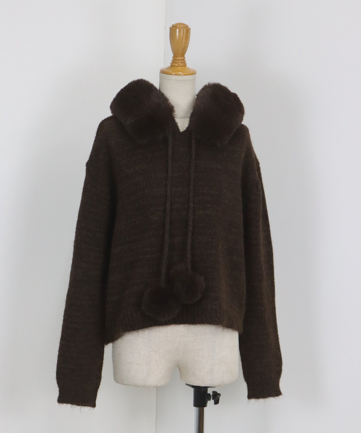 ポンポン付きファーフードニット