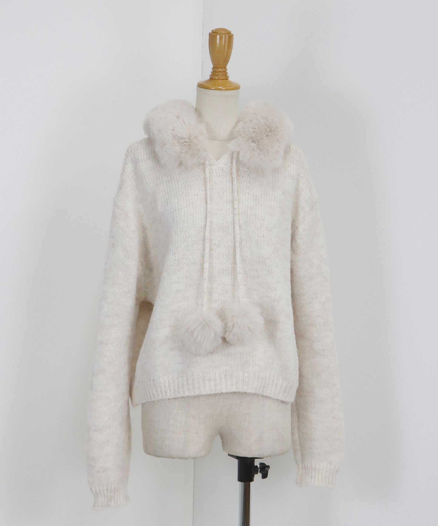 ポンポン付きファーフードニット