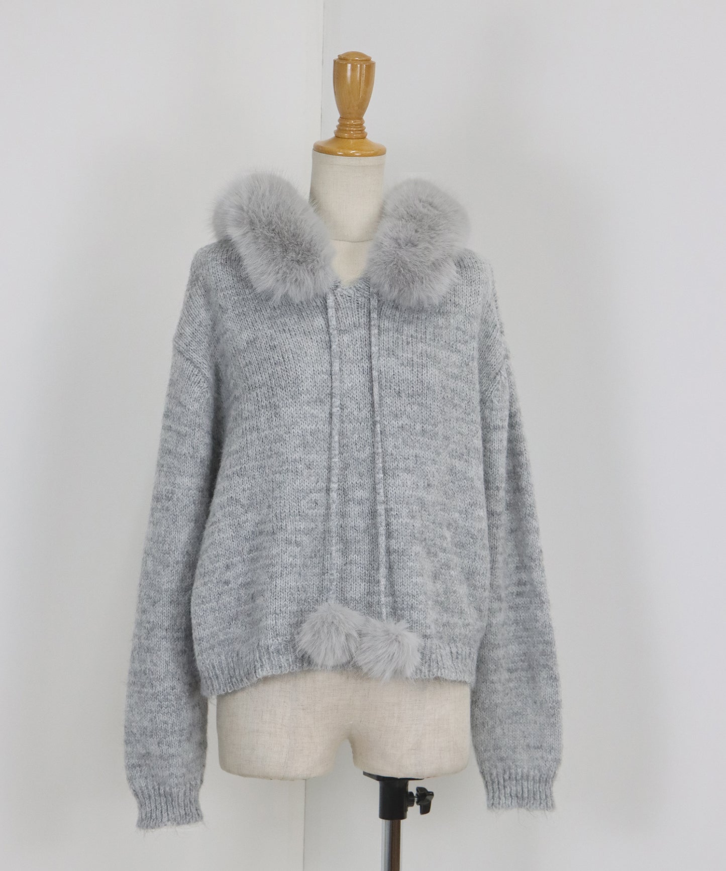 ポンポン付きファーフードニット