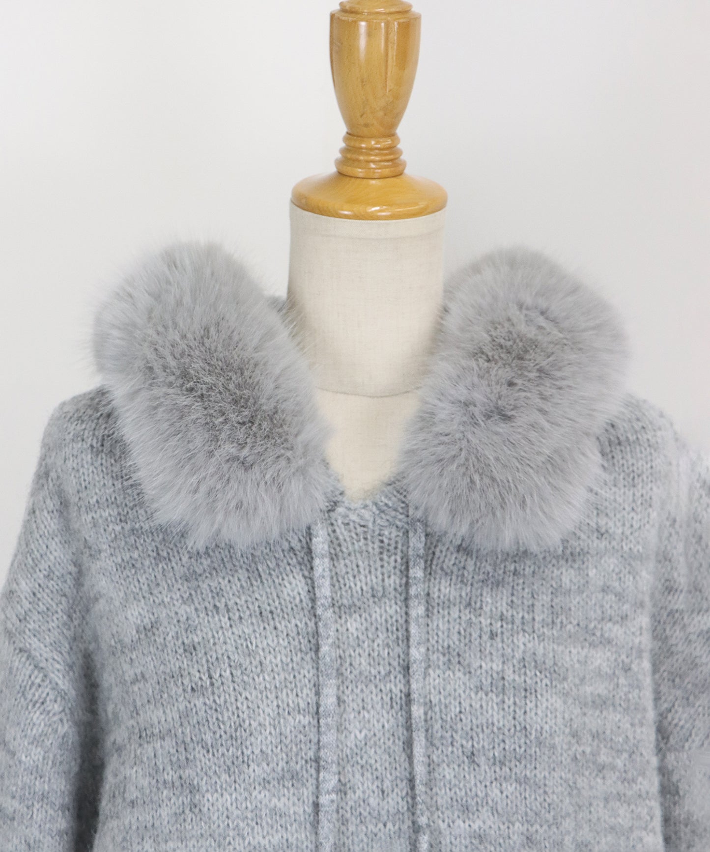 ポンポン付きファーフードニット