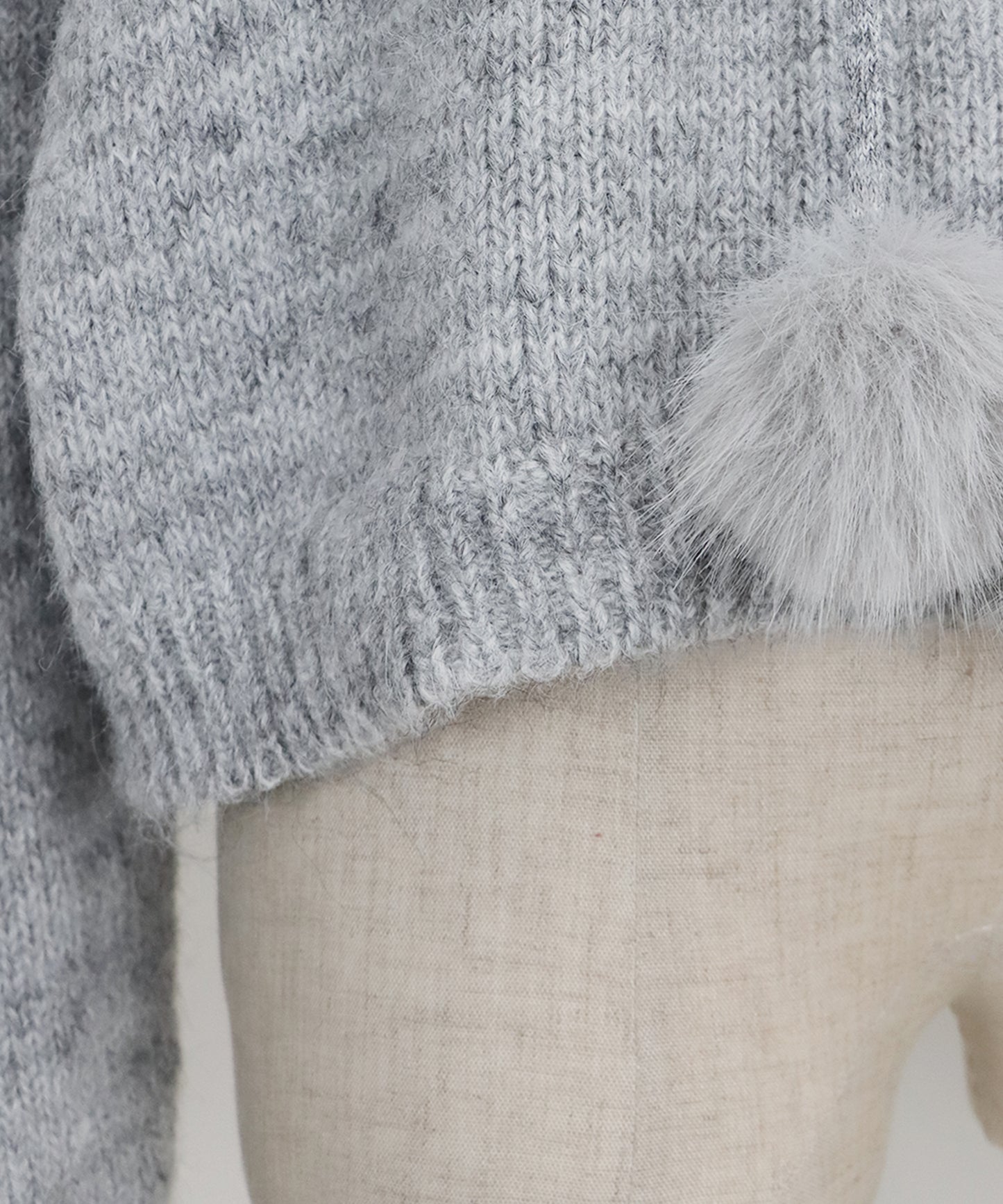 ポンポン付きファーフードニット