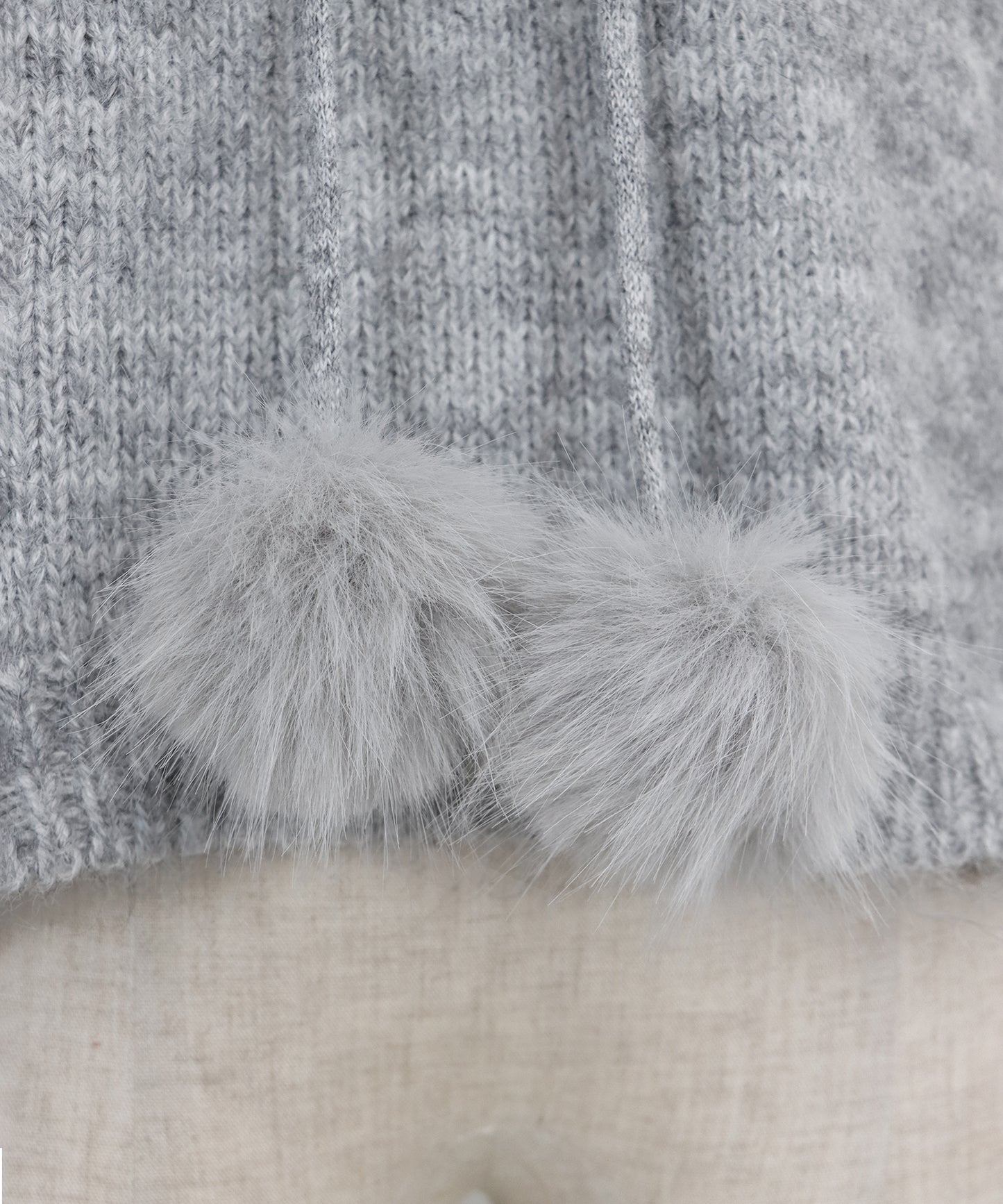 ポンポン付きファーフードニット