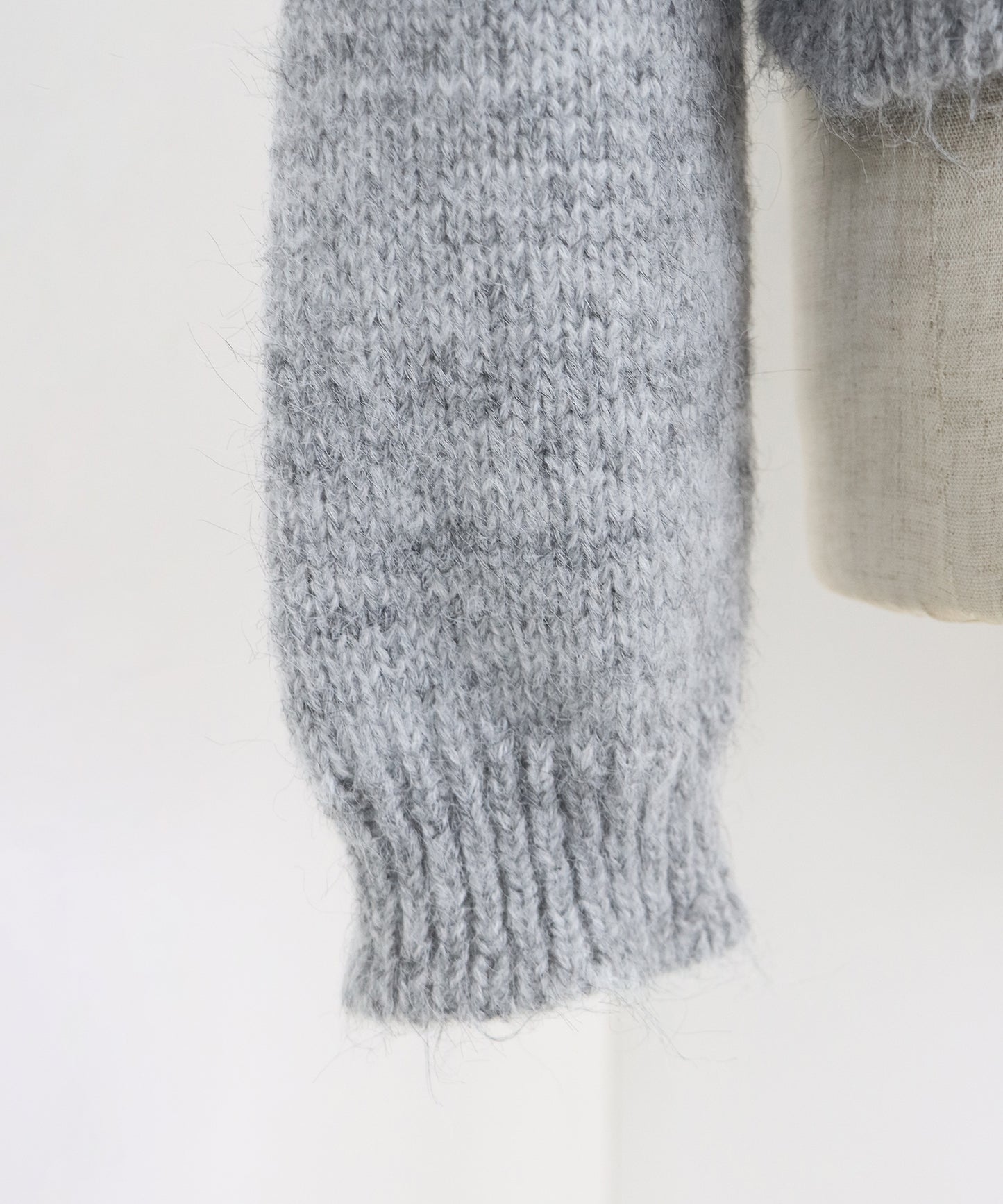 ポンポン付きファーフードニット