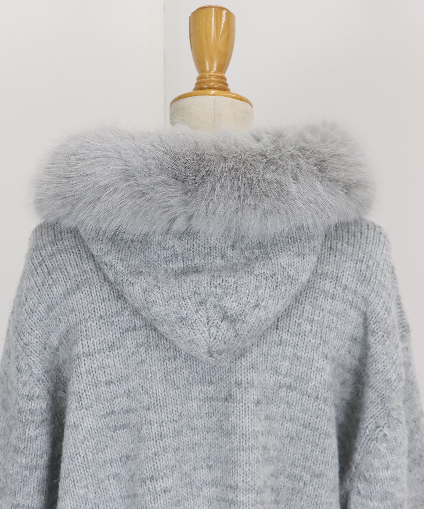 ポンポン付きファーフードニット