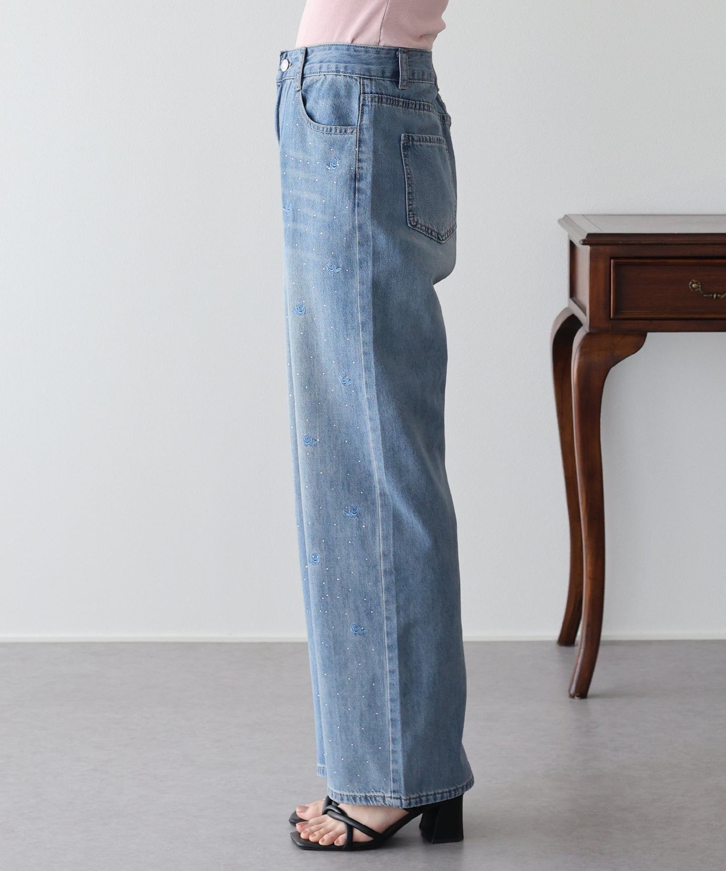 【早割5％OFF】ローズ刺繍デニムパンツ