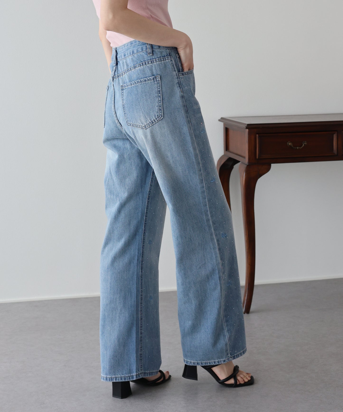 【早割5％OFF】ローズ刺繍デニムパンツ