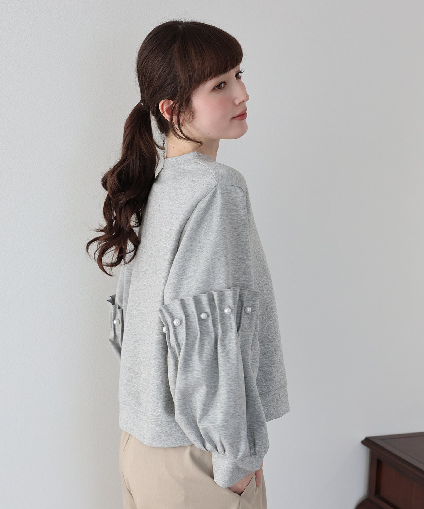 【早割5％OFF】ギャザースリーブパールスウェット