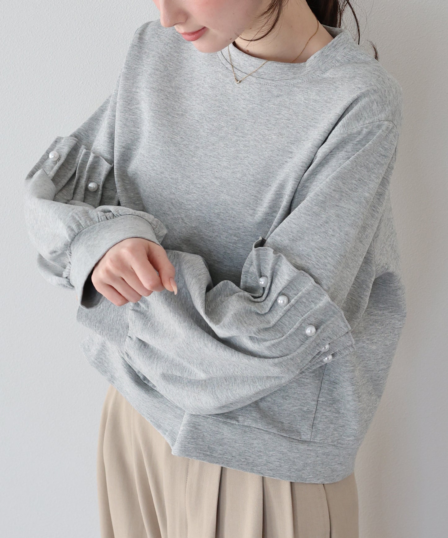 【早割5％OFF】ギャザースリーブパールスウェット