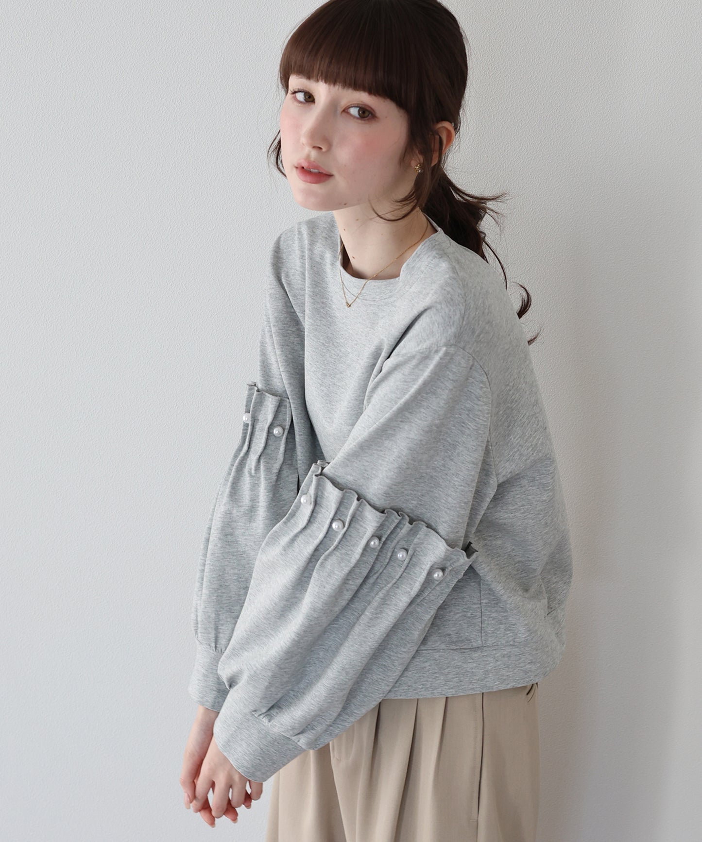 【早割5％OFF】ギャザースリーブパールスウェット
