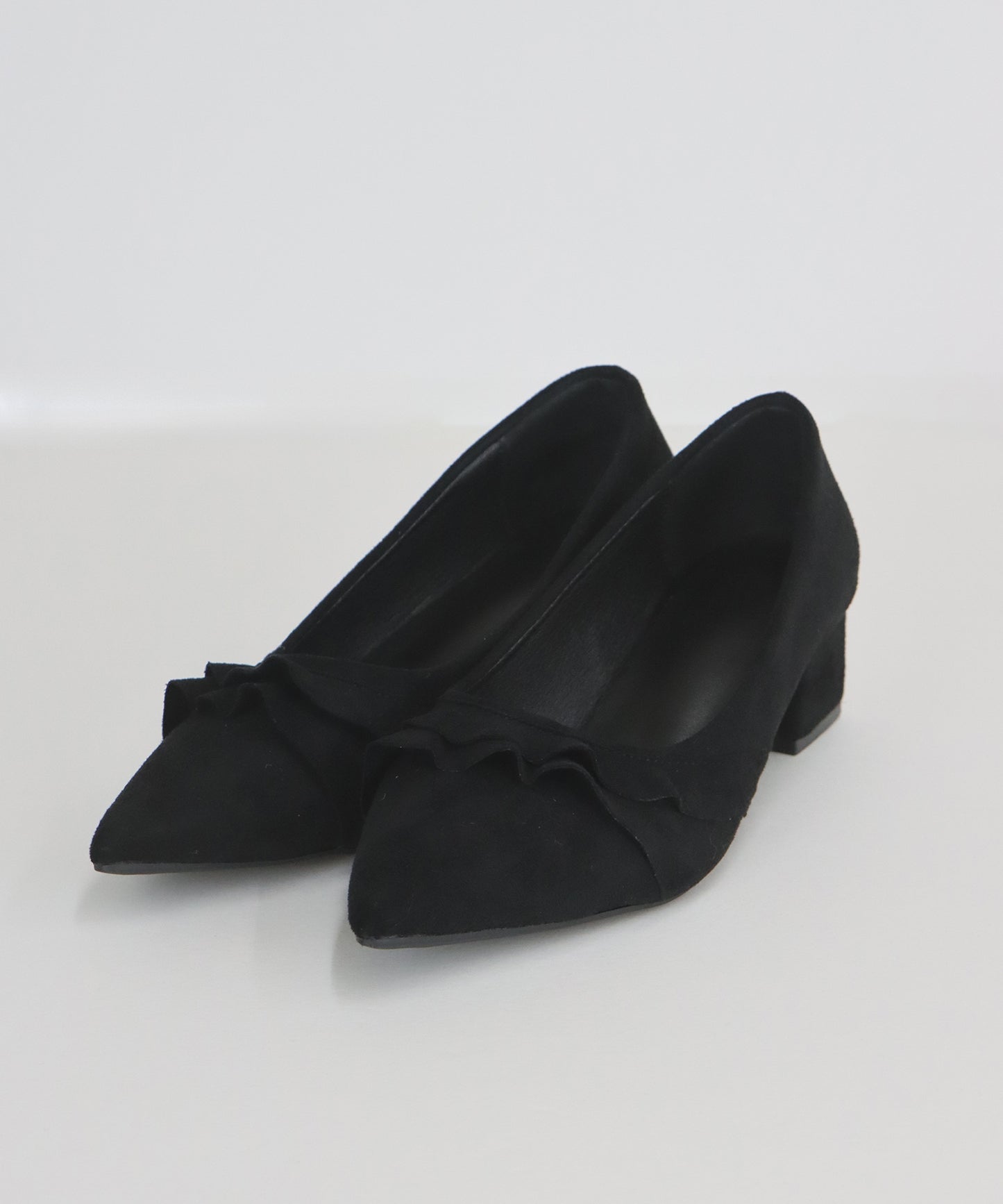 フリルスエードパンプス